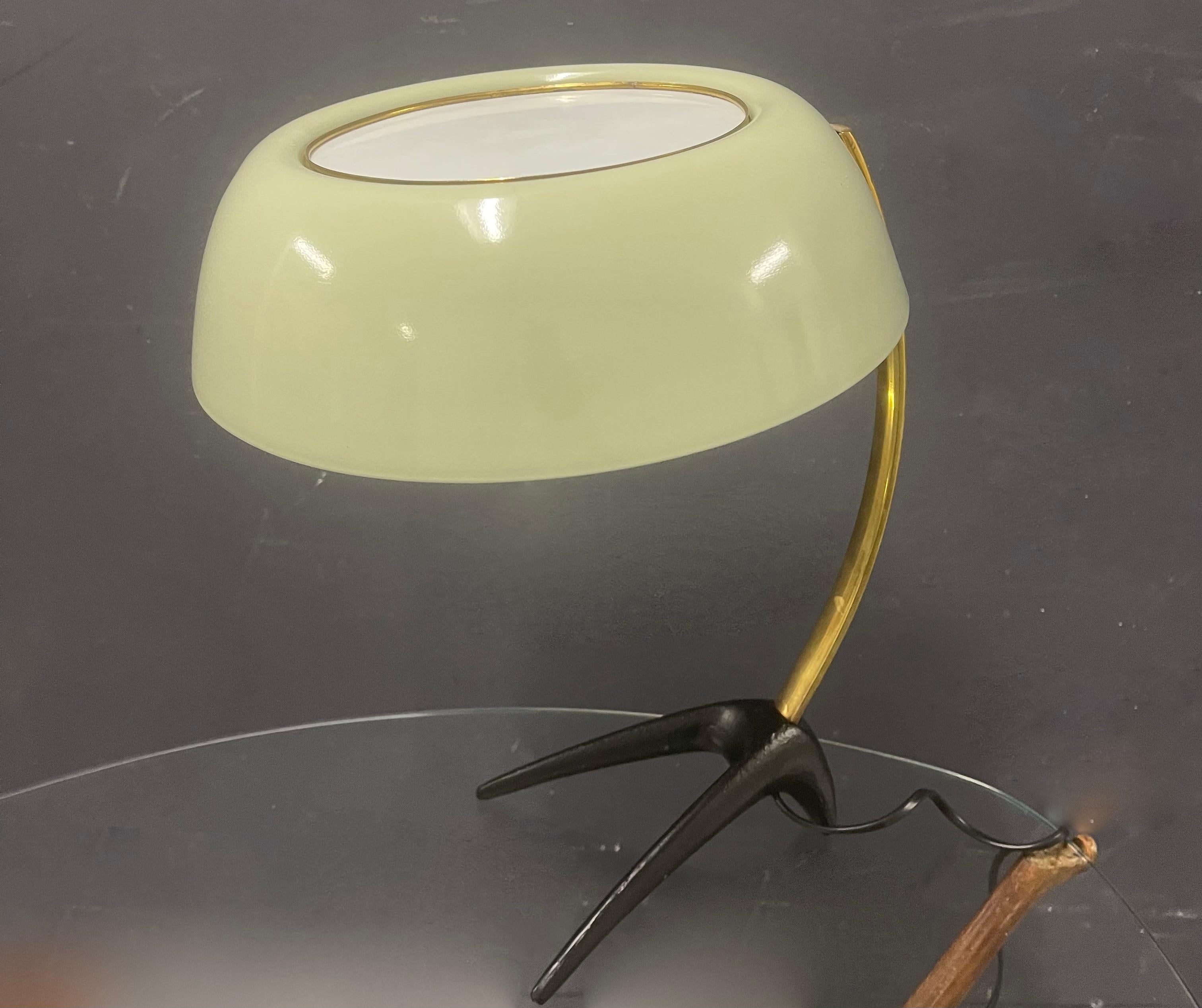 Mid-Century Modern The beautiful table lamp in the manner of Carl Auböck en vente