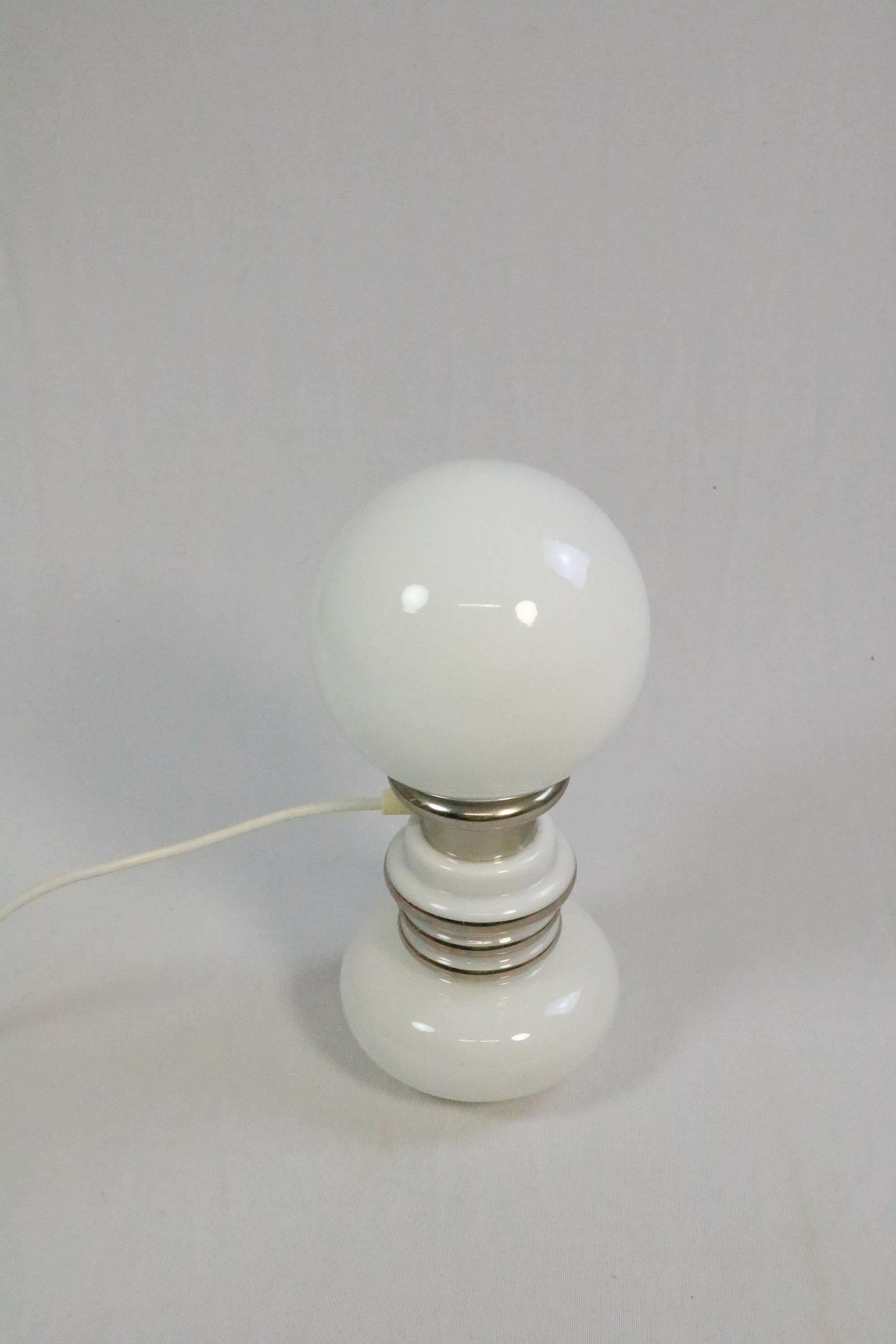Verre Magnifique lampe de bureau en verre de Murano, blanc, d'origine, années 1970 en vente
