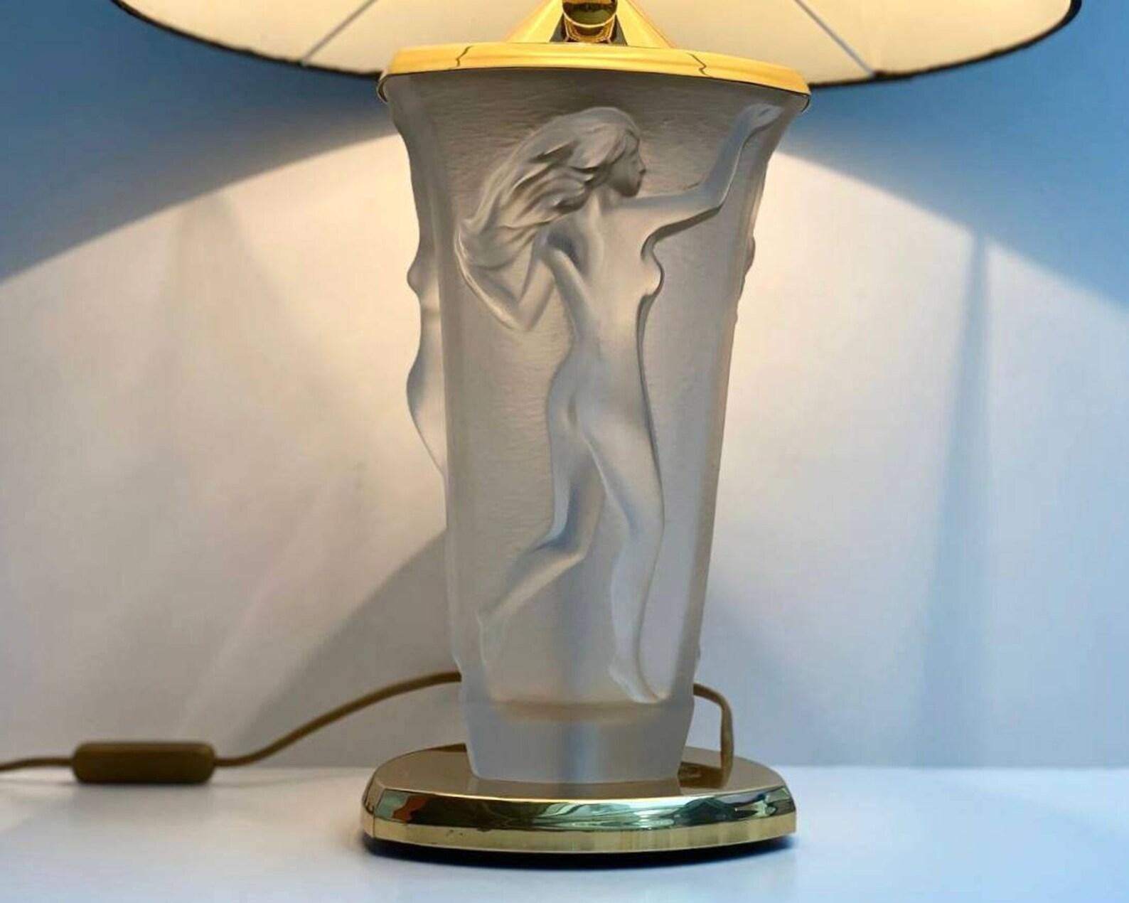 Beautiful Table Lamp with Three Embossed Graces on the Opaque Glass, Vintage In Excellent Condition For Sale In Bastogne, BE
