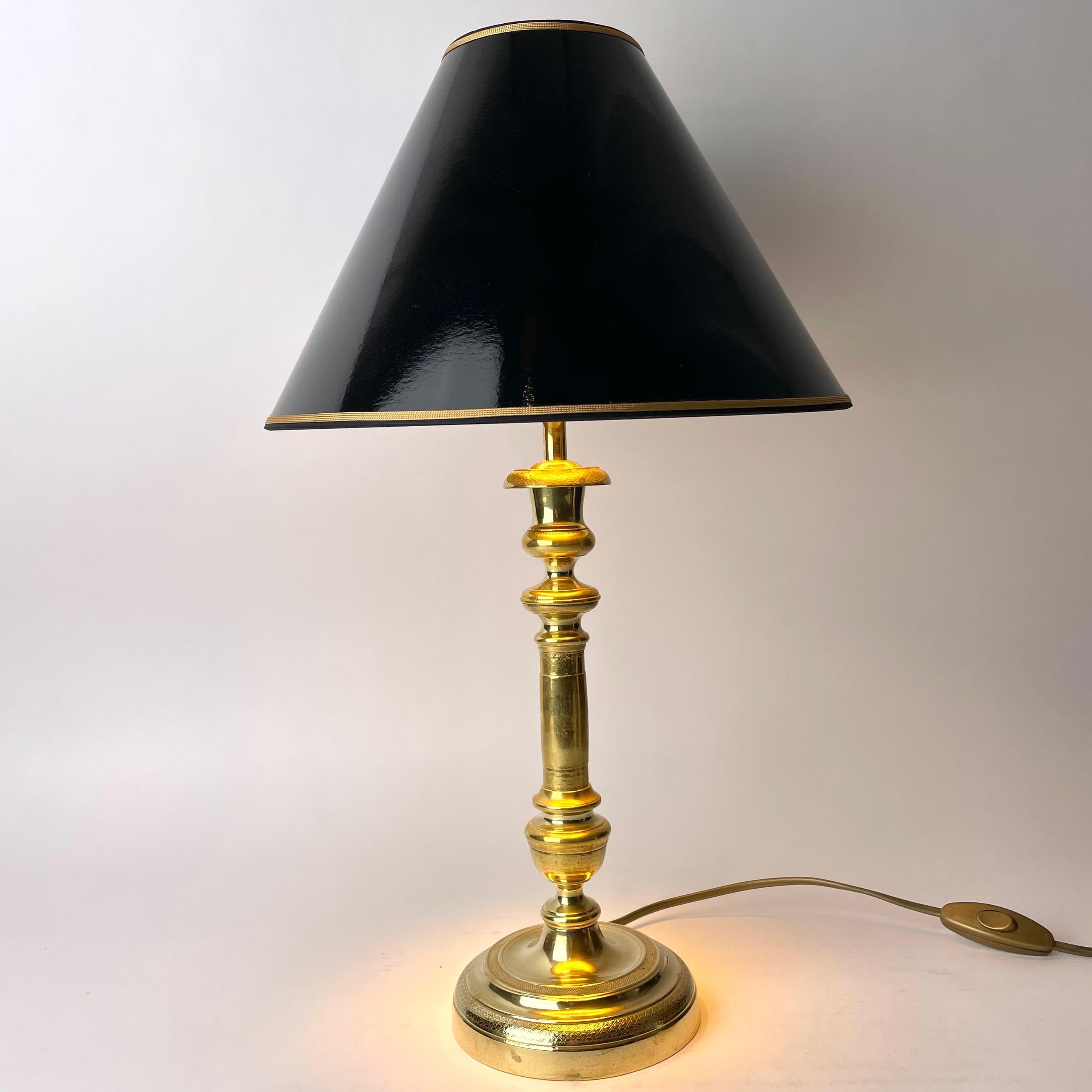 Schöne Tischlampe, ursprünglich ein Empire-Kerzenleuchter aus Bronze aus Frankreich in den 1820er Jahren.

Neu verkabelte Elektrizität 

Neue Lampenschirme aus schwarzem Lack mit Vergoldung auf der Innenseite, die ein gemütliches Licht