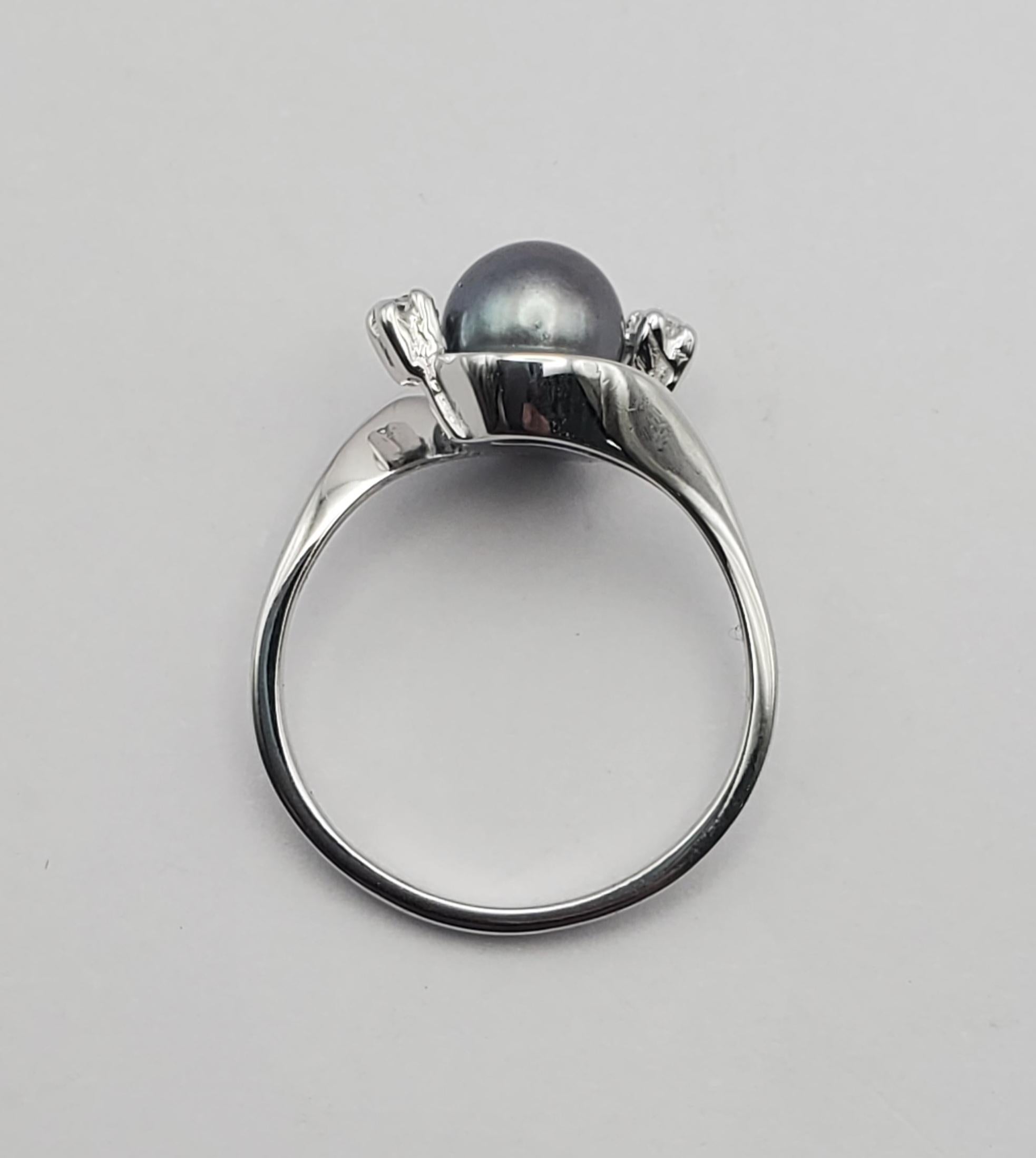 Beautiful Tahitian Pearl and Diamond Bypass Ring In Good Condition For Sale In Pittsburgh, PA