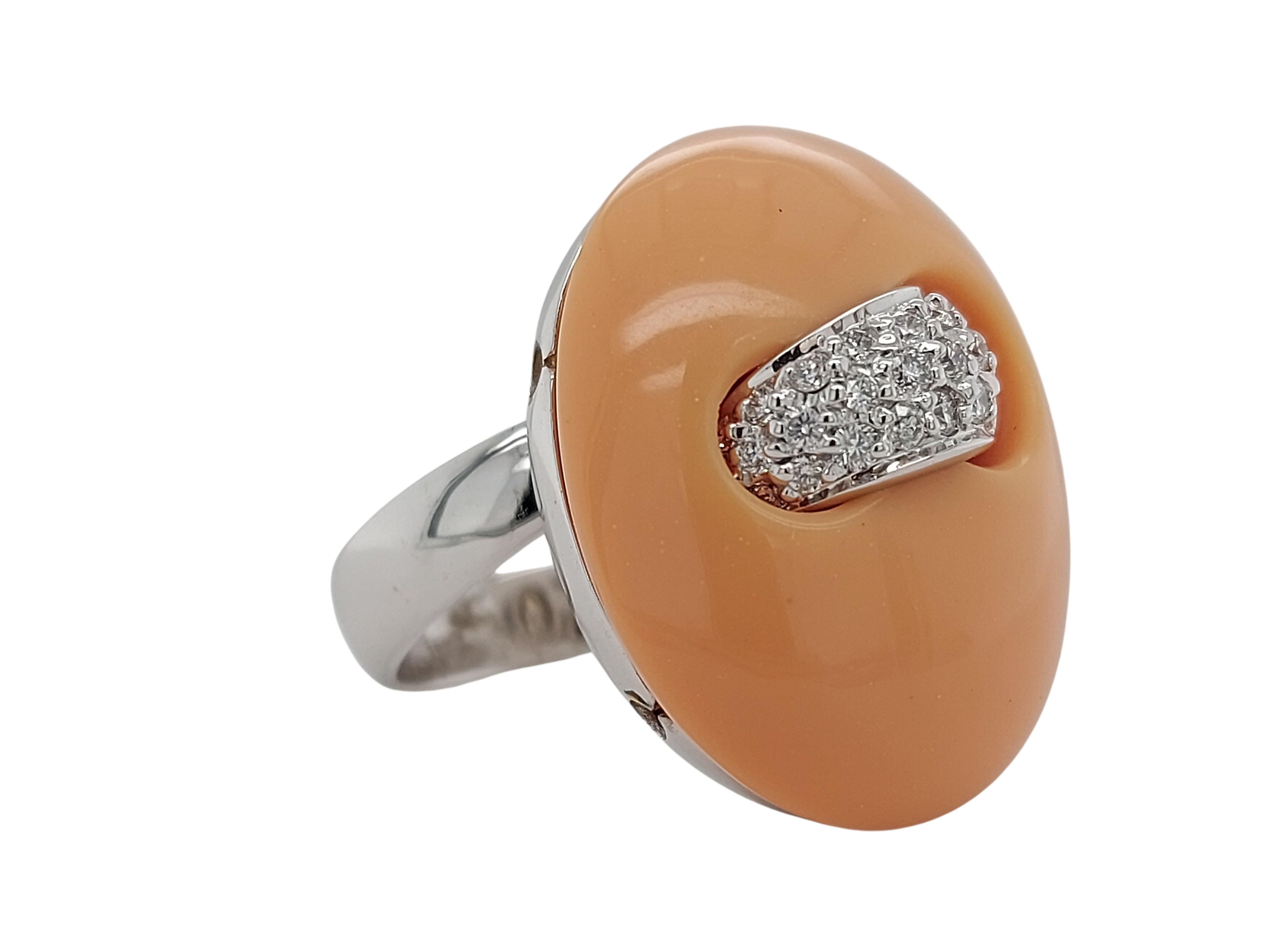 Beautiful Talento Italiano ring with big coral natural stone and diamonds

Diamonds: 20 brilliant cut diamonds approx. 0.31ct F/G, VVS

Coral: Natural

Material: 18kt White gold

Total weight: 14.2 grams / 0,500 oz / 9.1 dwt

Ring size: 55.1 EU /