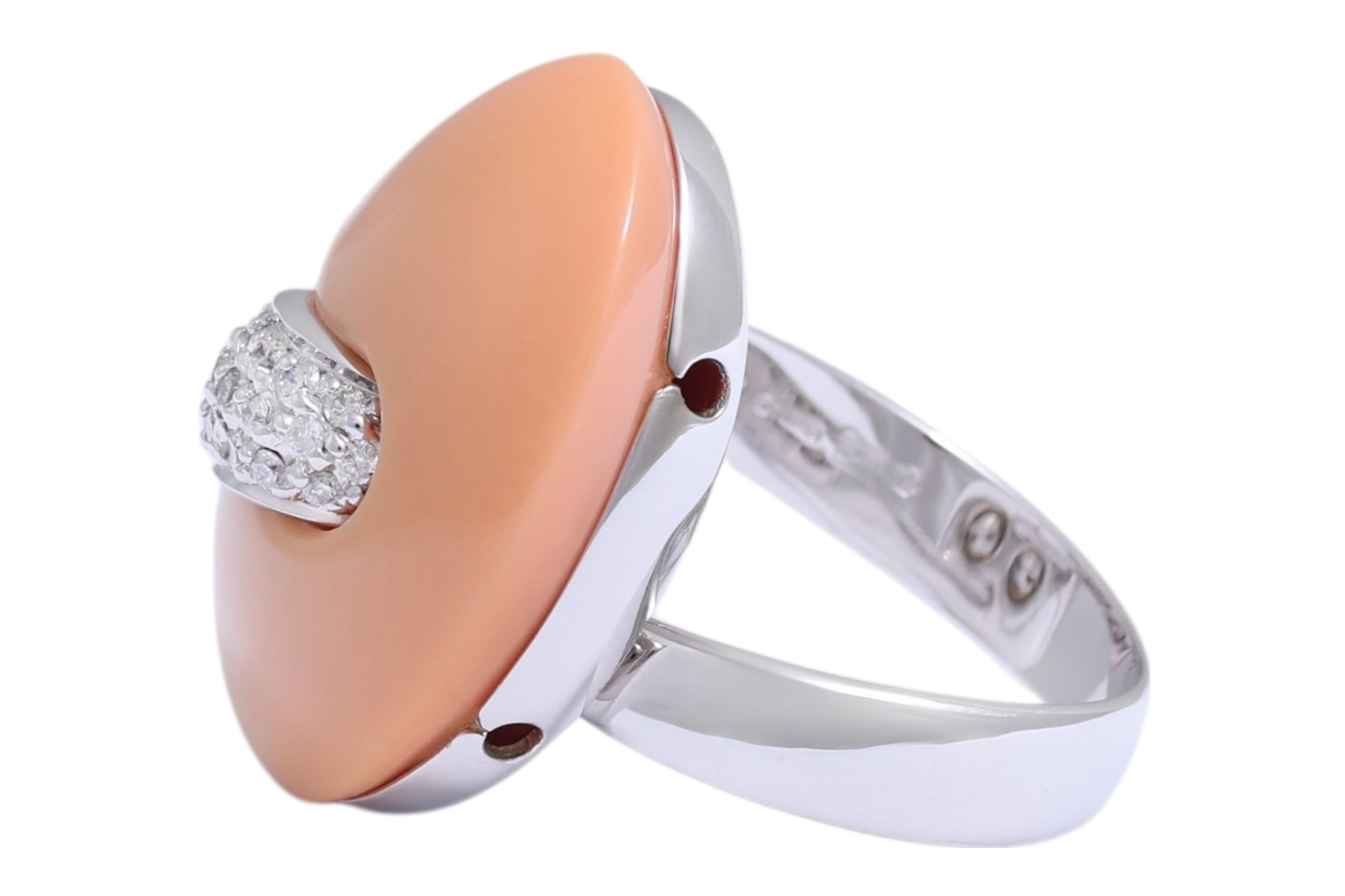 Artisan Magnifique bague Talento Italiano avec un grand corail naturel et des diamants en vente