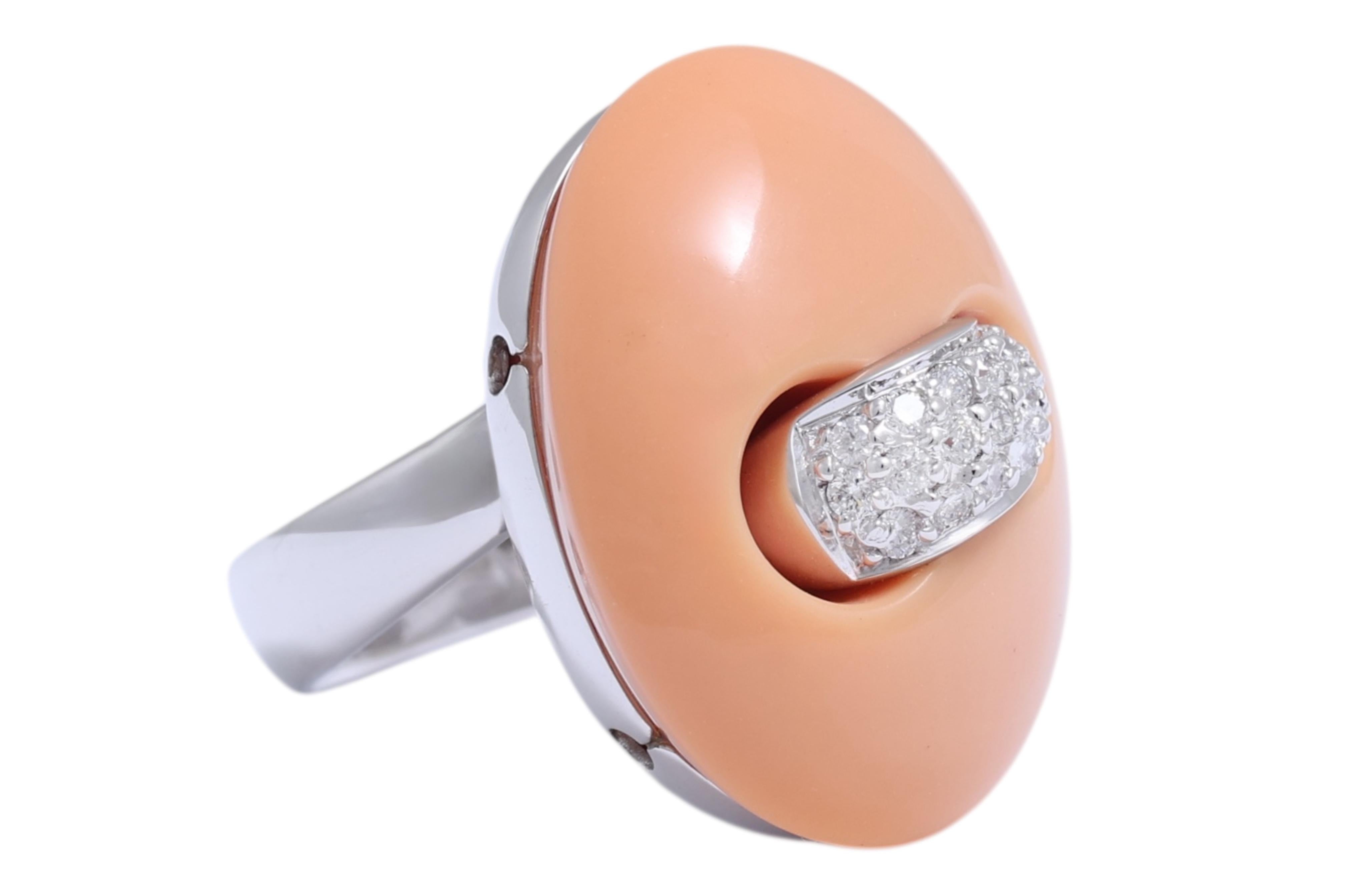 Taille brillant Magnifique bague Talento Italiano avec un grand corail naturel et des diamants en vente