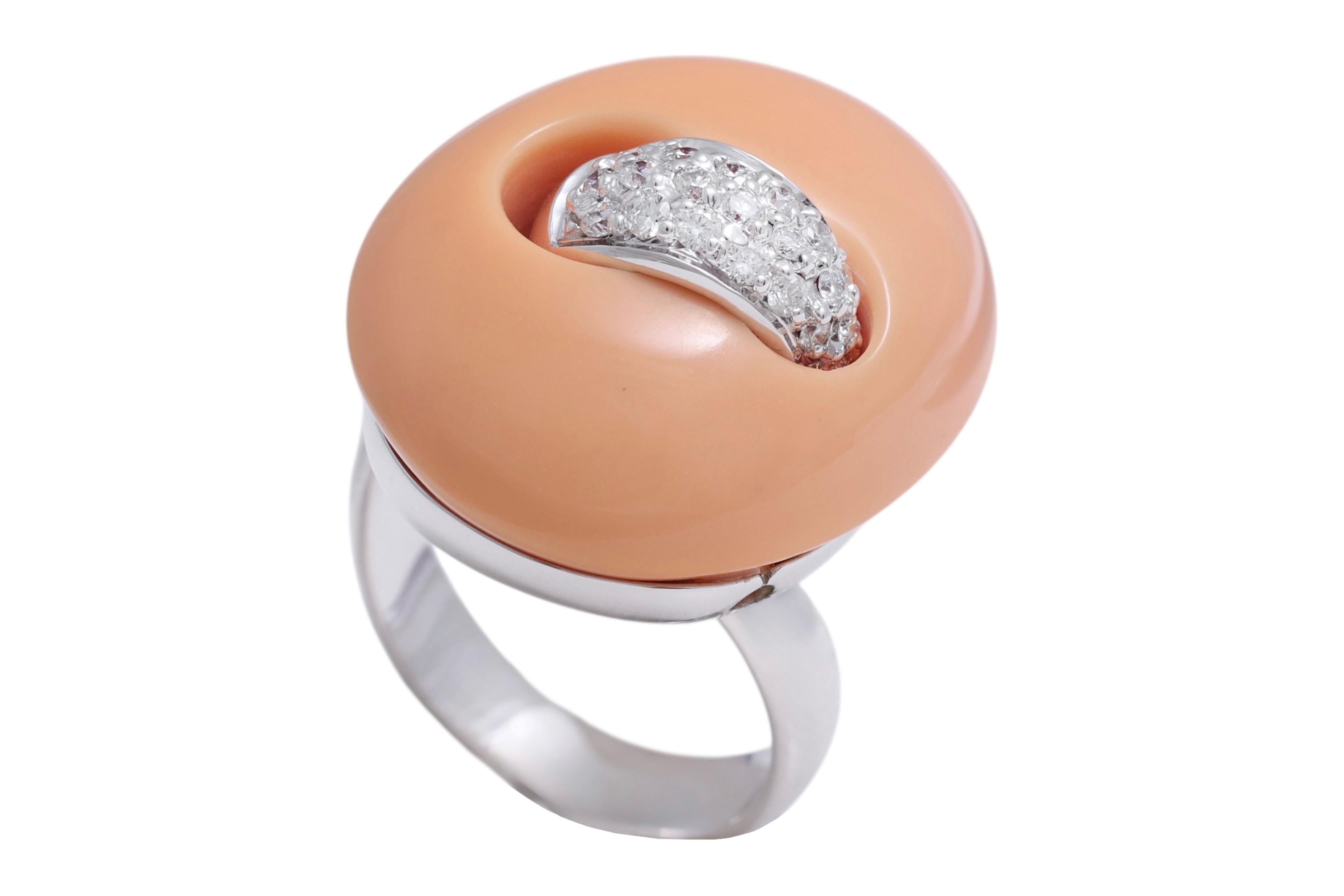 Magnifique bague Talento Italiano avec un grand corail naturel et des diamants Unisexe en vente