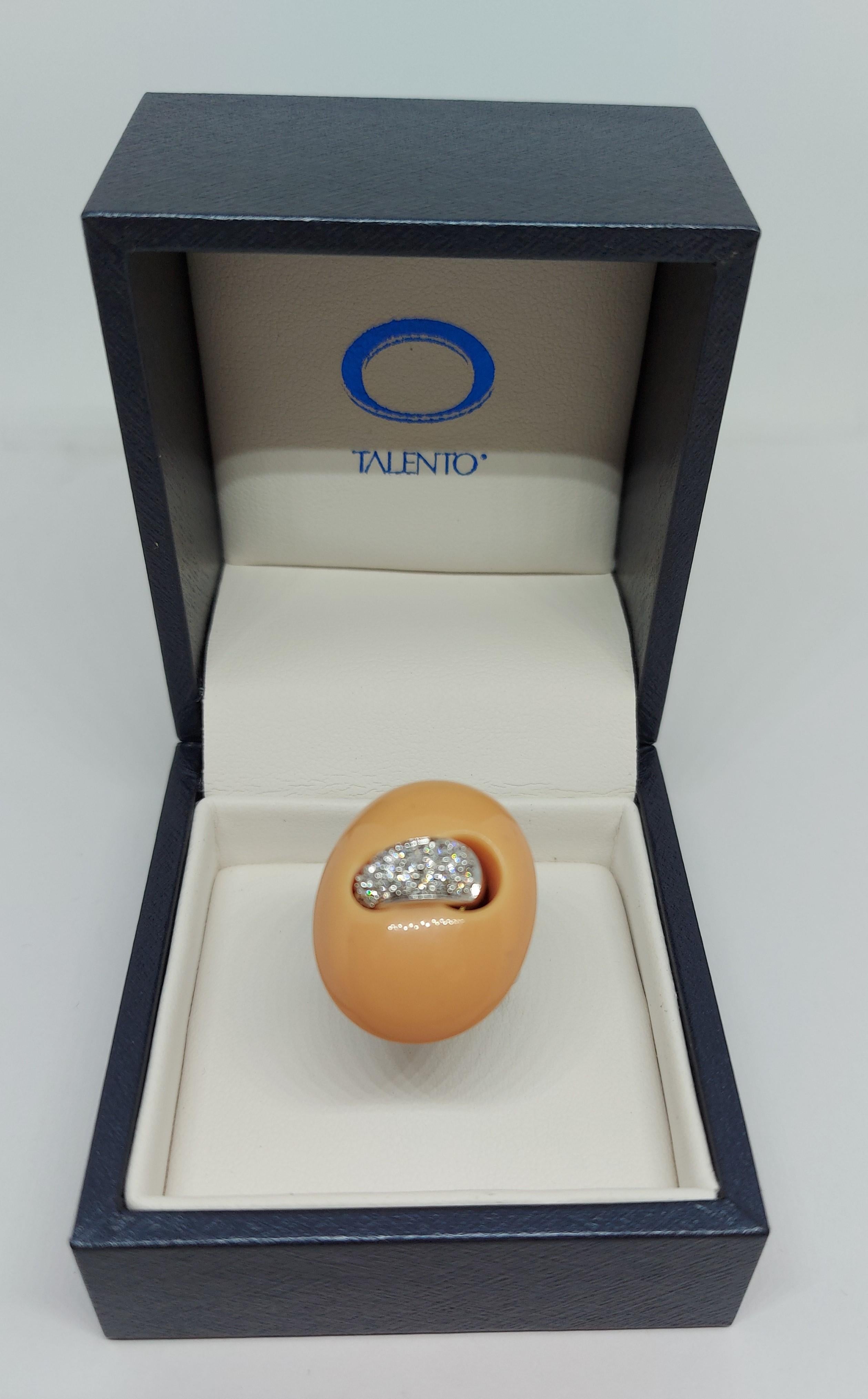Beautiful Talento Italiano Ring with Big Coral Natural Stone & Diamonds In New Condition For Sale In Antwerp, BE