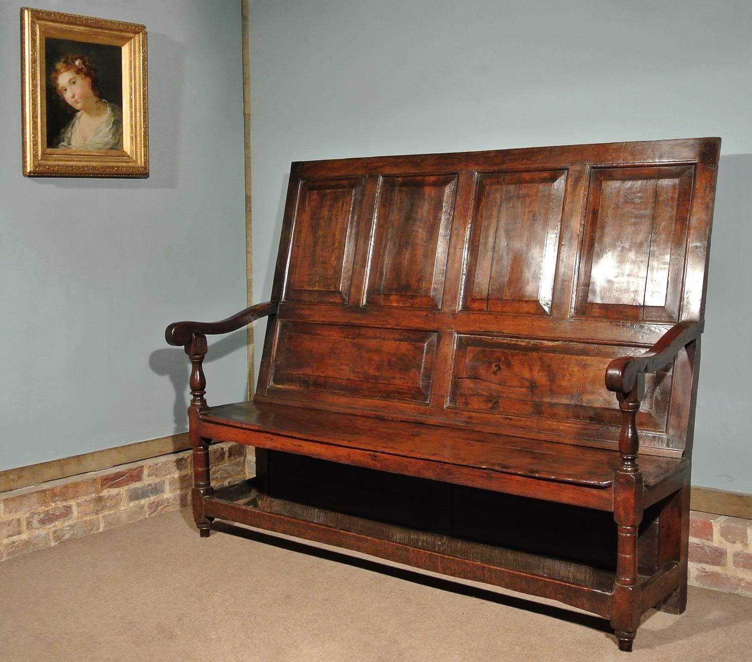 British Beautiful Tall and Narrow 17th Century Oak Settle Bench, circa 1680 For Sale