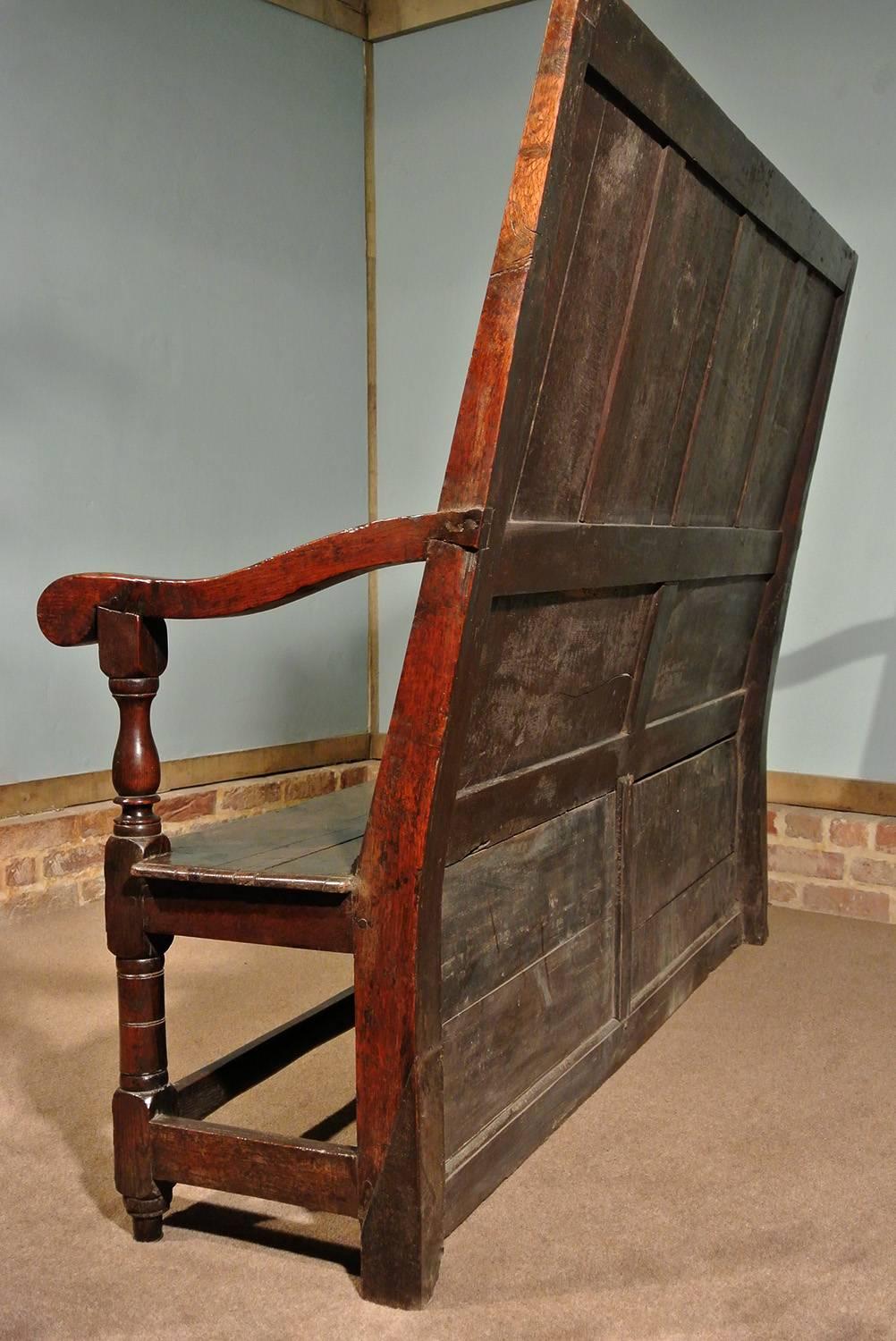 Beautiful Tall and Narrow 17th Century Oak Settle Bench, circa 1680 For Sale 1