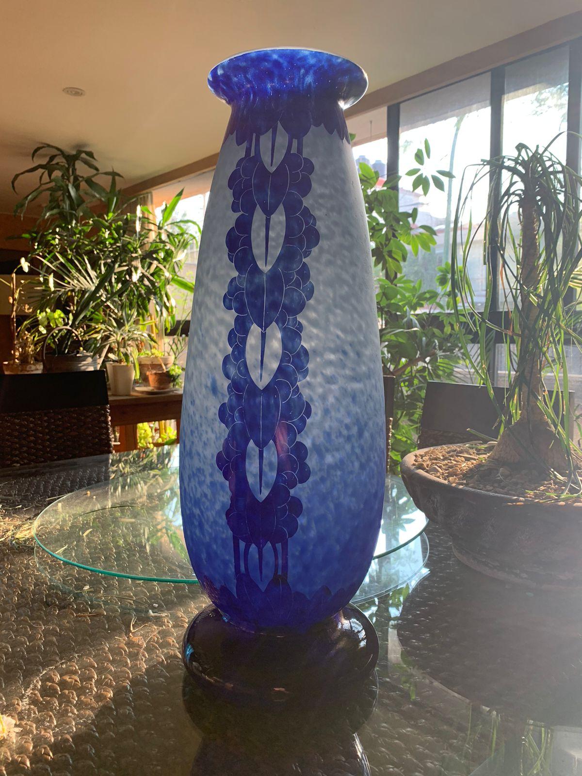 Magnifique grand vase bleu fabriqué avec la technique du verre camée par Charles Schneider, signé 