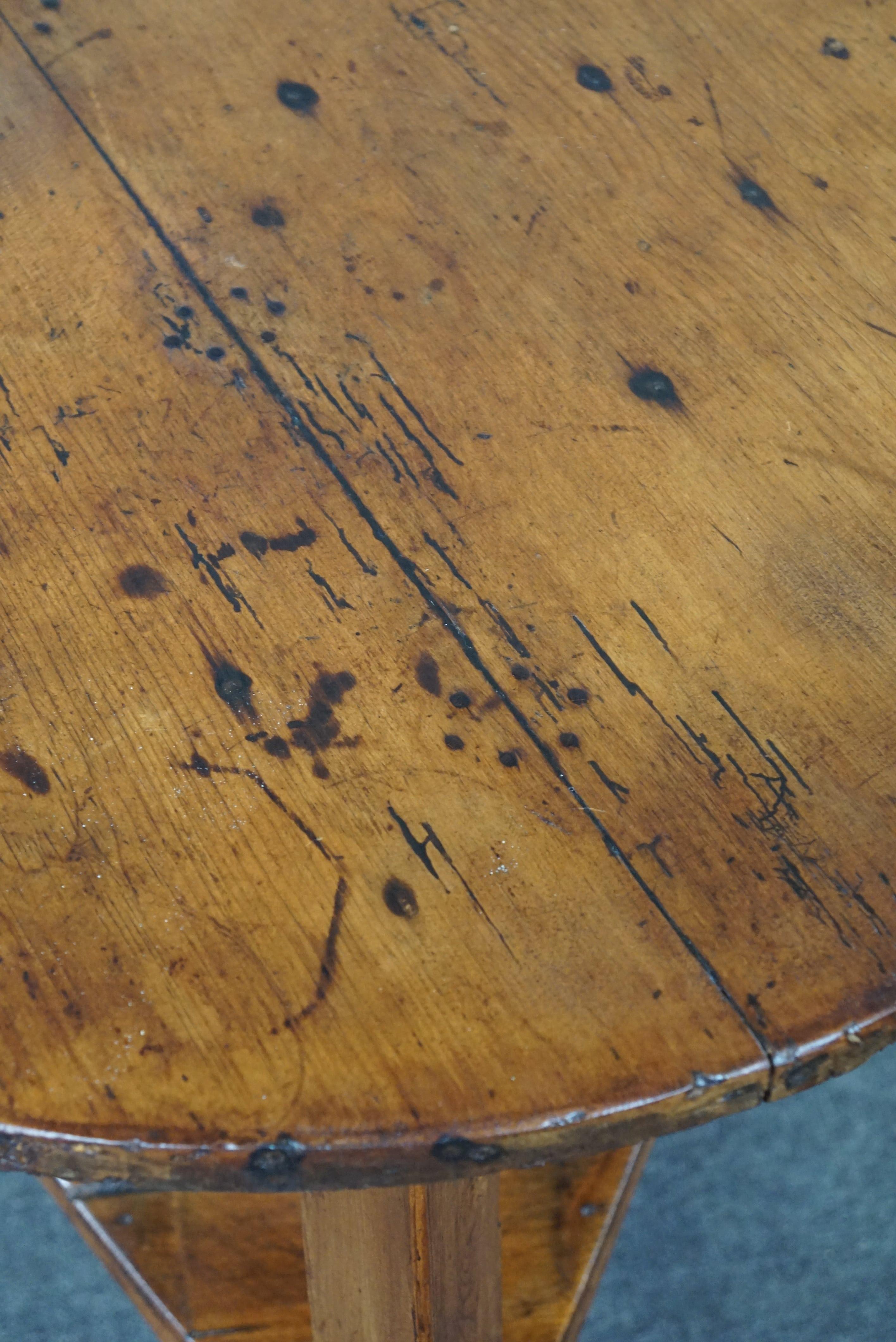 Beautiful tall early 19th-century English pinewood cricket table with original n For Sale 1