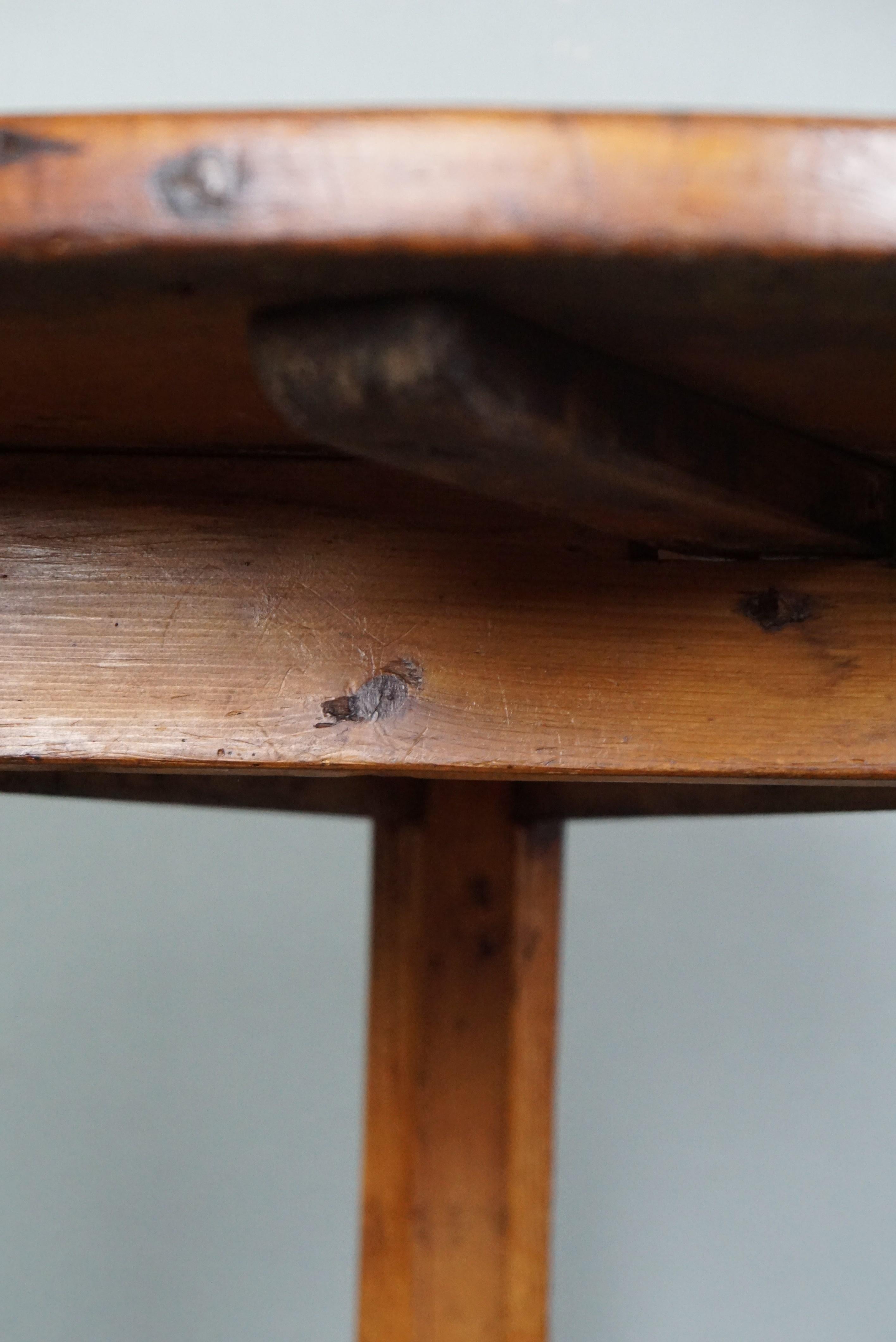 Beautiful tall early 19th-century English pinewood cricket table with original n For Sale 3
