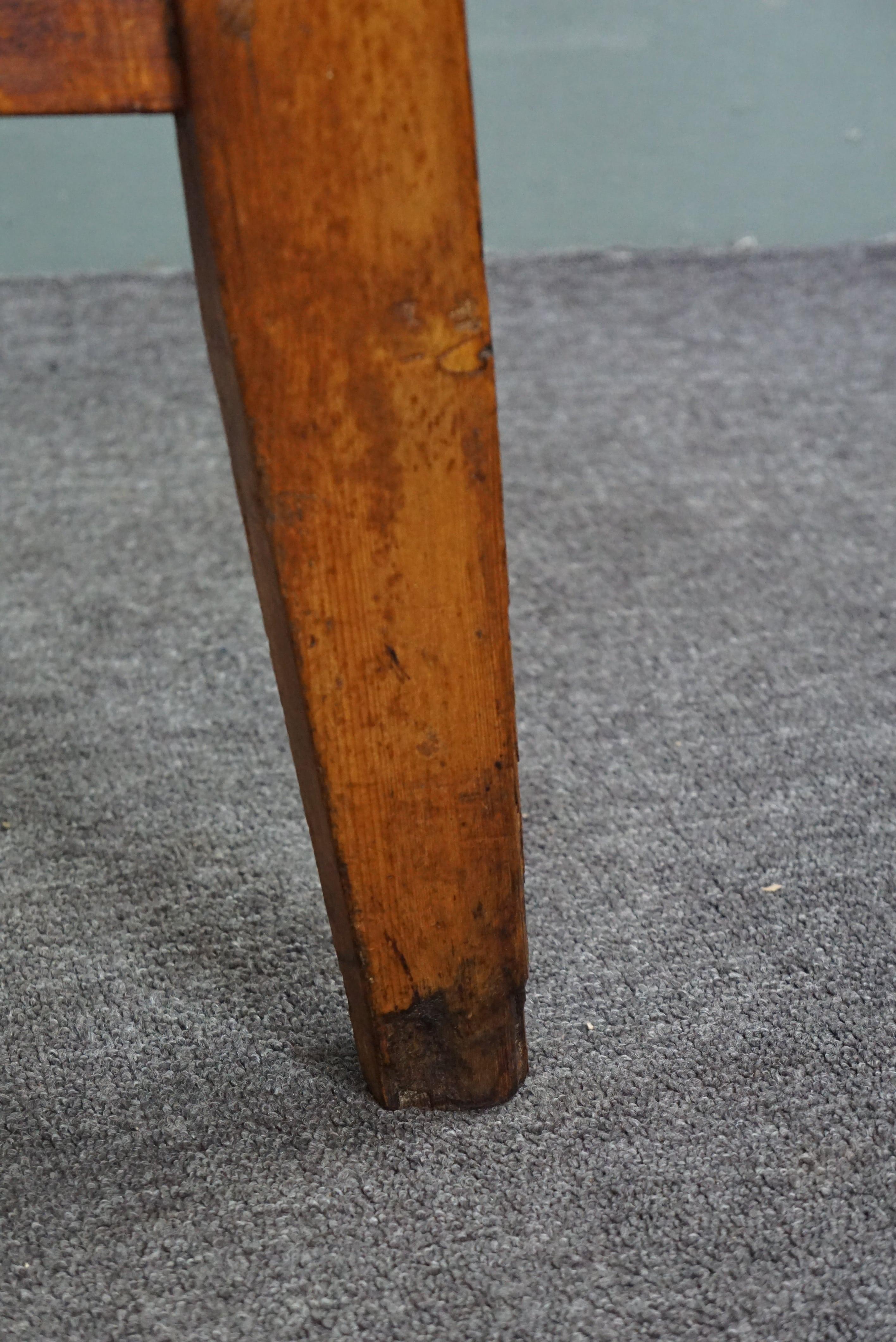 Beautiful tall early 19th-century English pinewood cricket table with original n For Sale 4