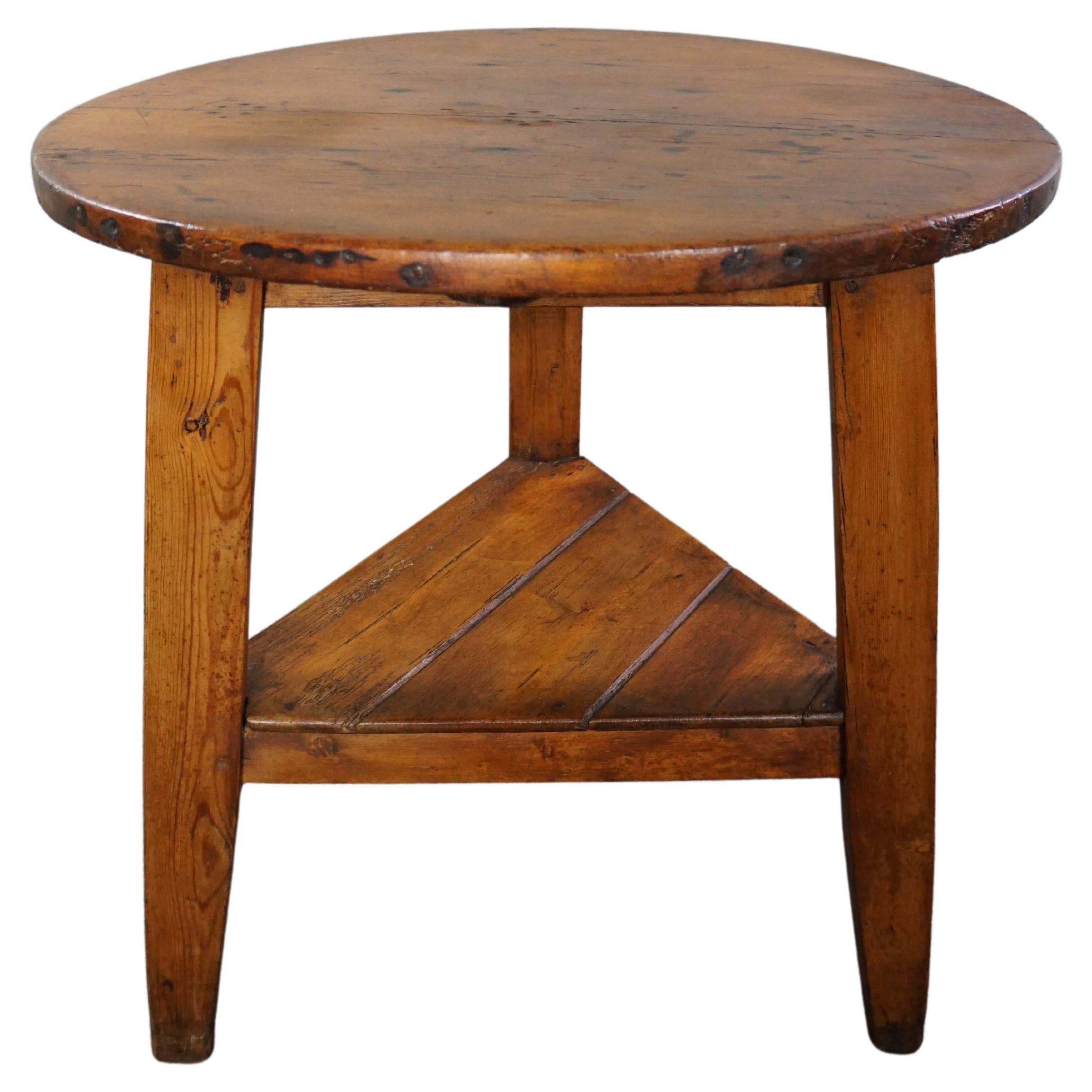 Beautiful tall early 19th-century English pinewood cricket table with original n For Sale