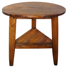 Beautiful tall early 19th-century English pinewood cricket table with original n