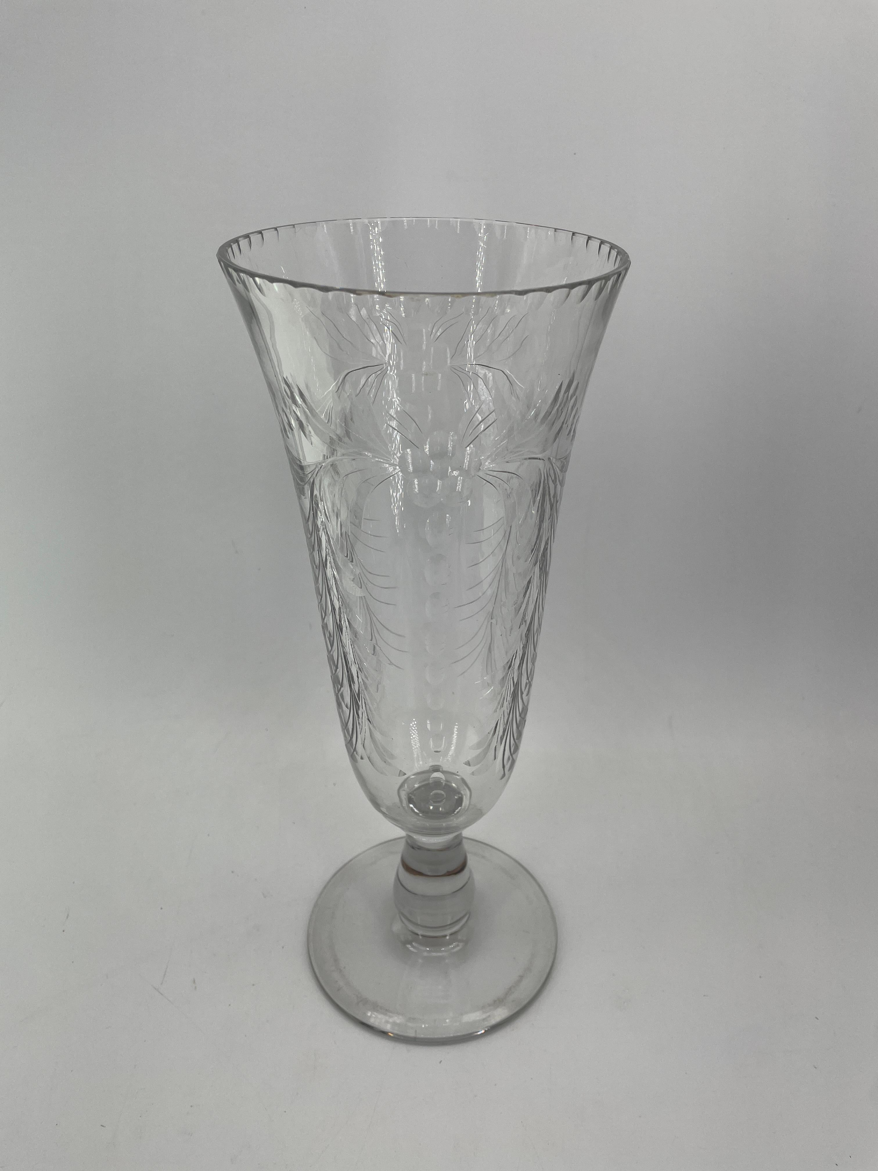 Mid-Century moderno Vaso con piedini in cristallo inciso in stile vittoriano antico per fioristi in vendita