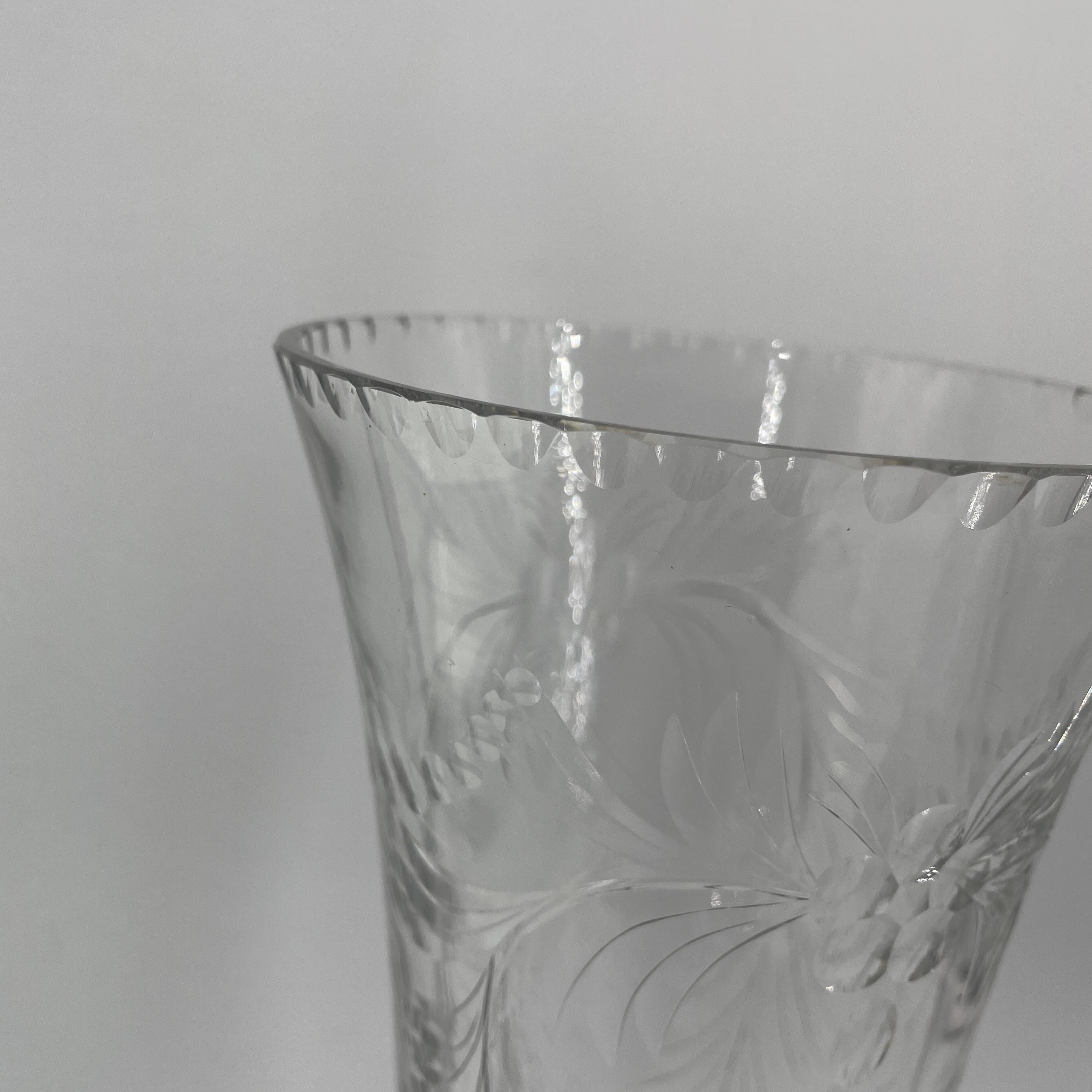 Fatto a mano Vaso con piedini in cristallo inciso in stile vittoriano antico per fioristi in vendita