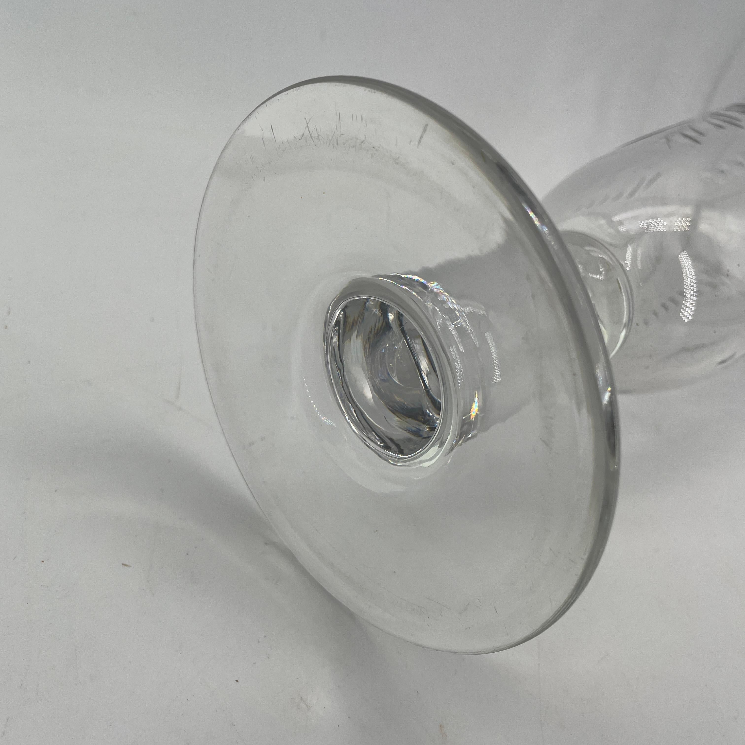 Inizio XX secolo Vaso con piedini in cristallo inciso in stile vittoriano antico per fioristi in vendita
