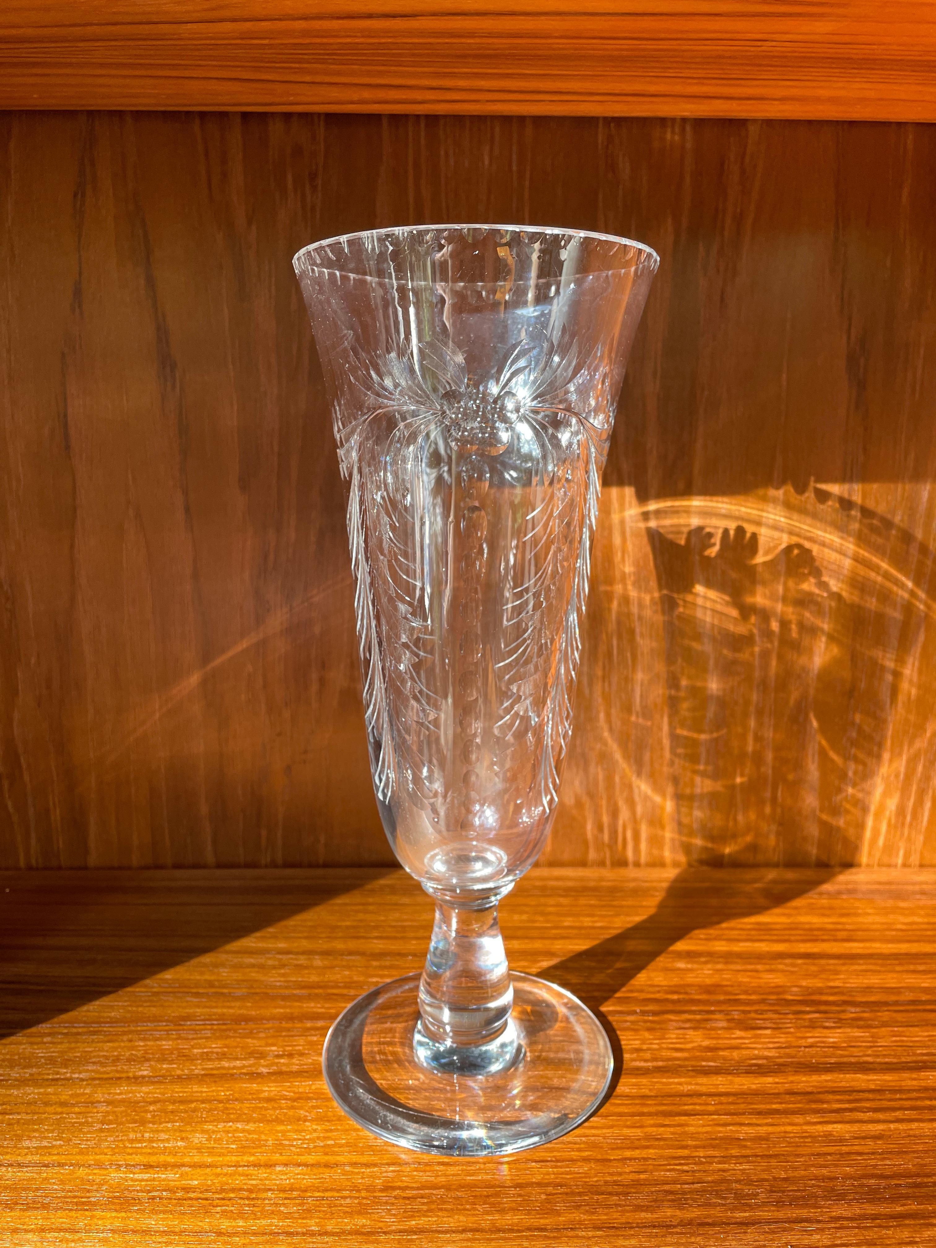 Vetro Vaso con piedini in cristallo inciso in stile vittoriano antico per fioristi in vendita