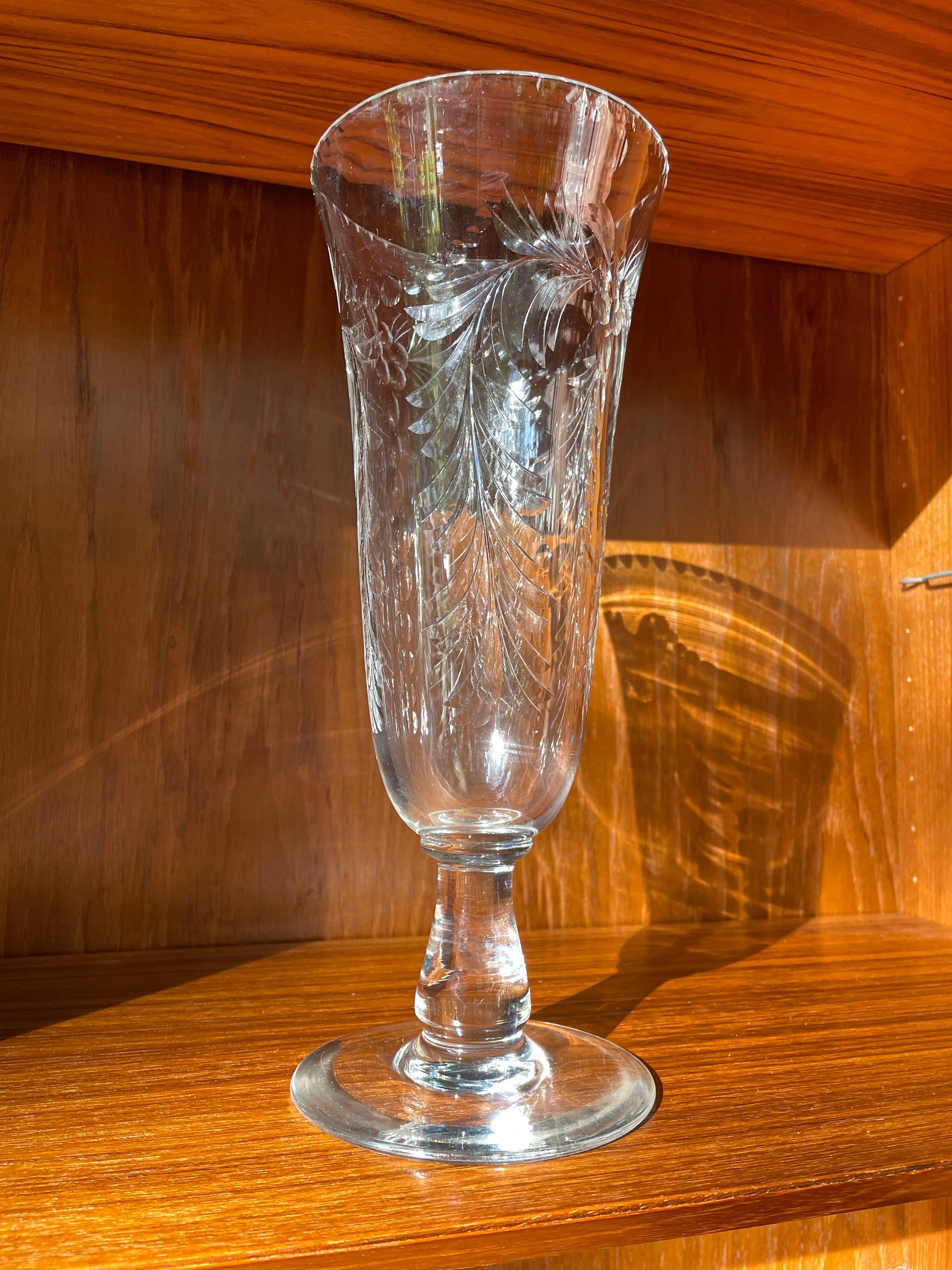 Vaso con piedini in cristallo inciso in stile vittoriano antico per fioristi in vendita 1