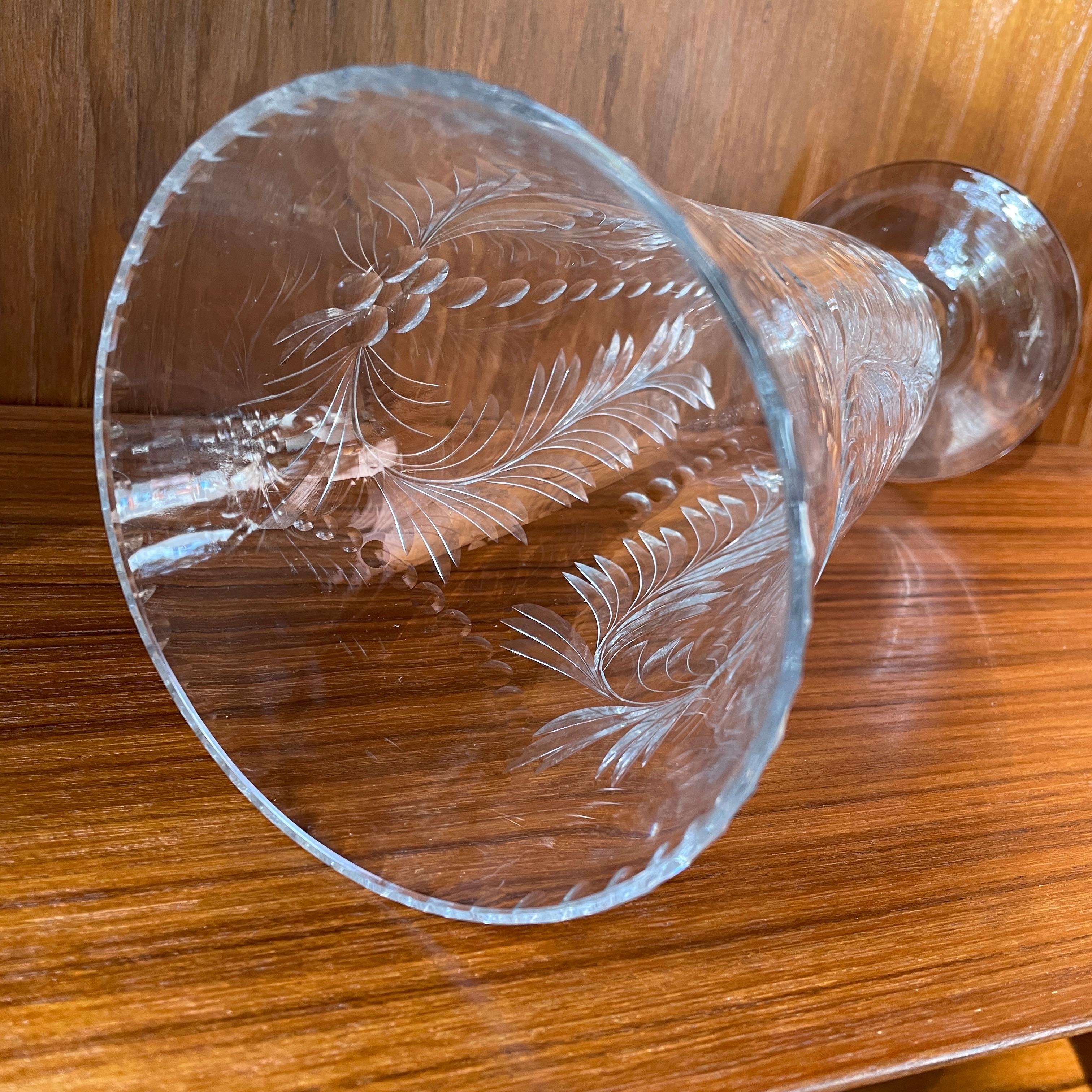 Vaso con piedini in cristallo inciso in stile vittoriano antico per fioristi in vendita 2