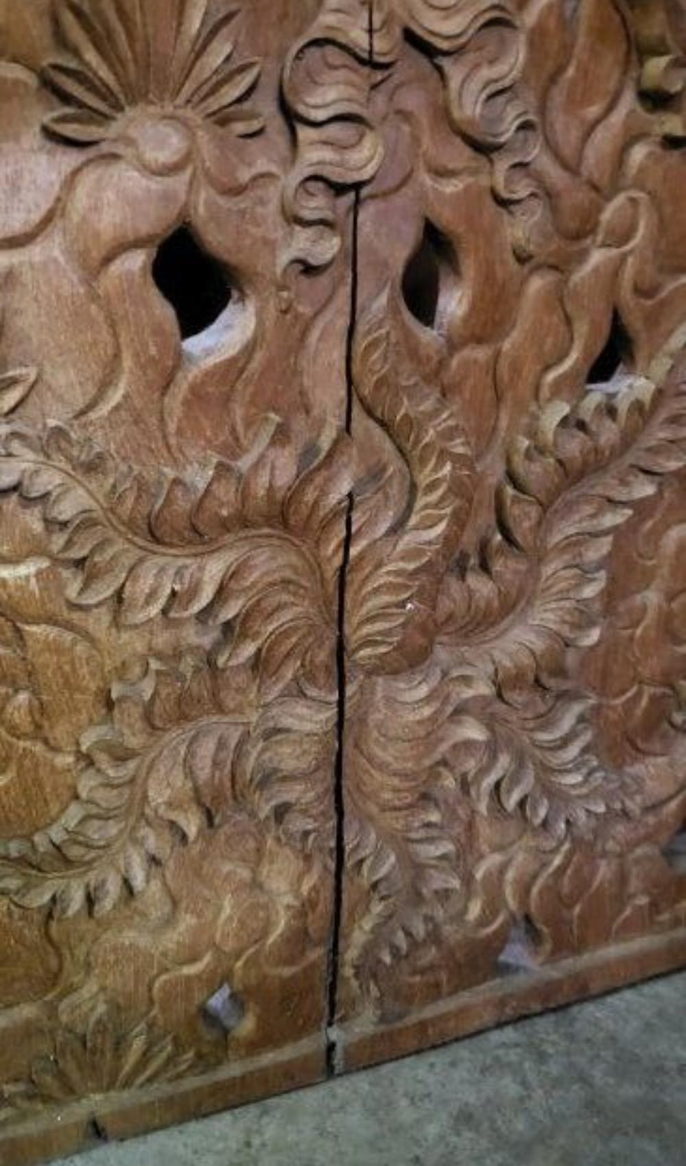 Schöne hohe thailändische Teiler mit schwerer Holzschnitzerei. Es ist sehr kunstvoll geschnitzt und sehr interessant.  Insgesamt gibt es vier Stücke. (H 96