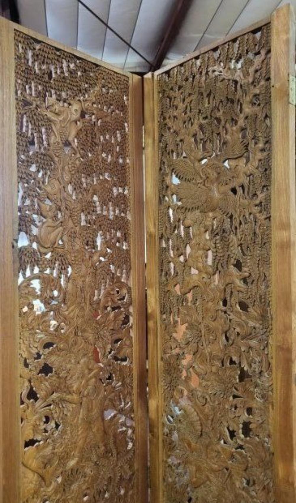Beautiful Tall Thai Dividers with Heavy Wood Carving In Good Condition For Sale In Newmanstown, PA