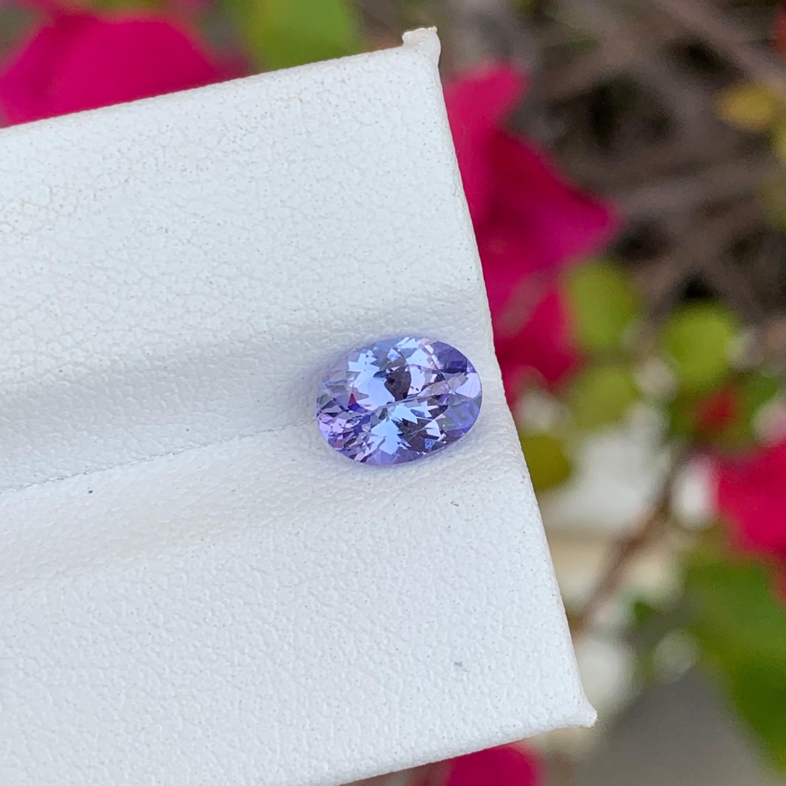 Taglio ovale Bellissima tanzanite ovale da 1,22 carati di colore bluastro violaceo con purezza vvs in vendita