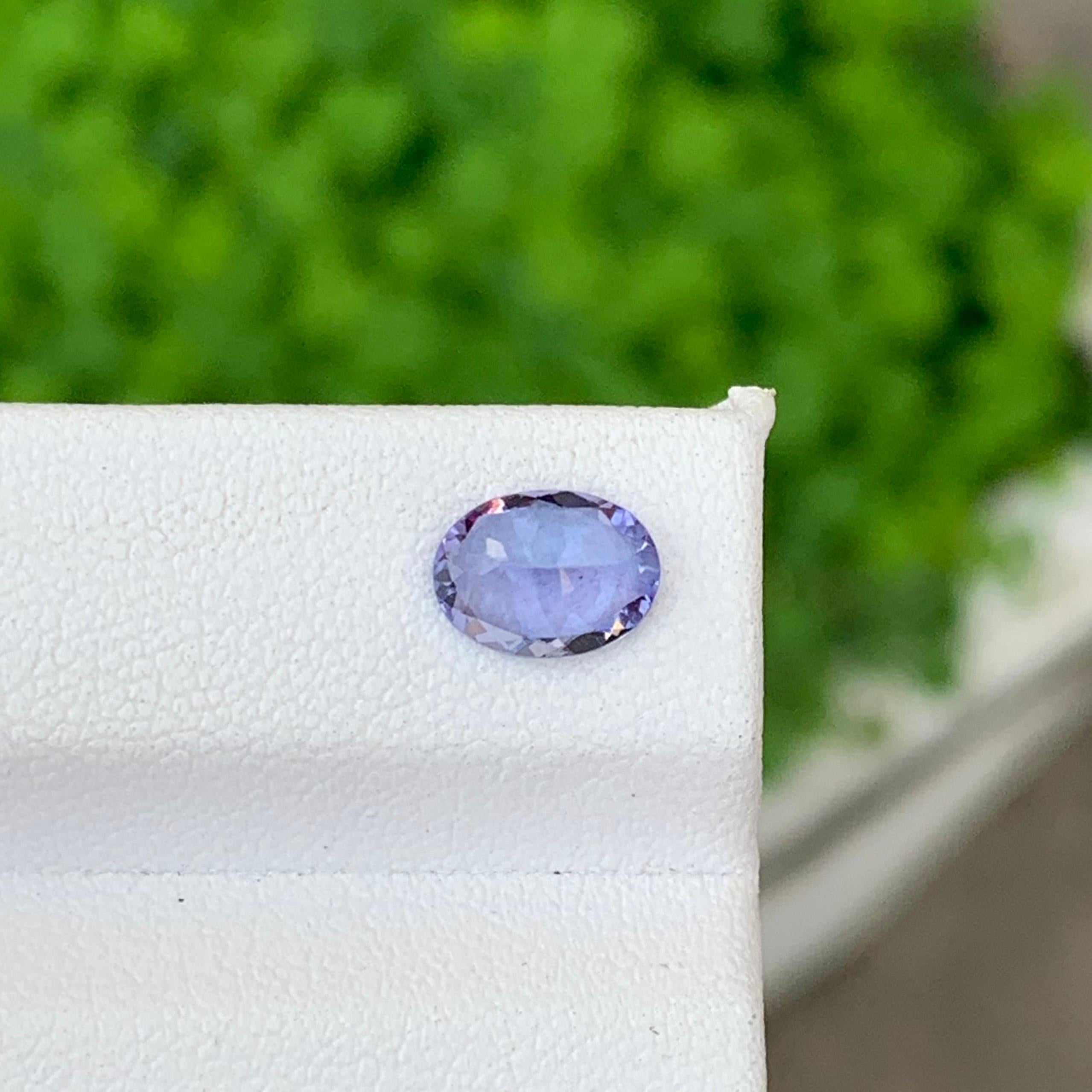 Bellissima tanzanite ovale da 1,22 carati di colore bluastro violaceo con purezza vvs In condizioni discrete in vendita a Bangkok, TH