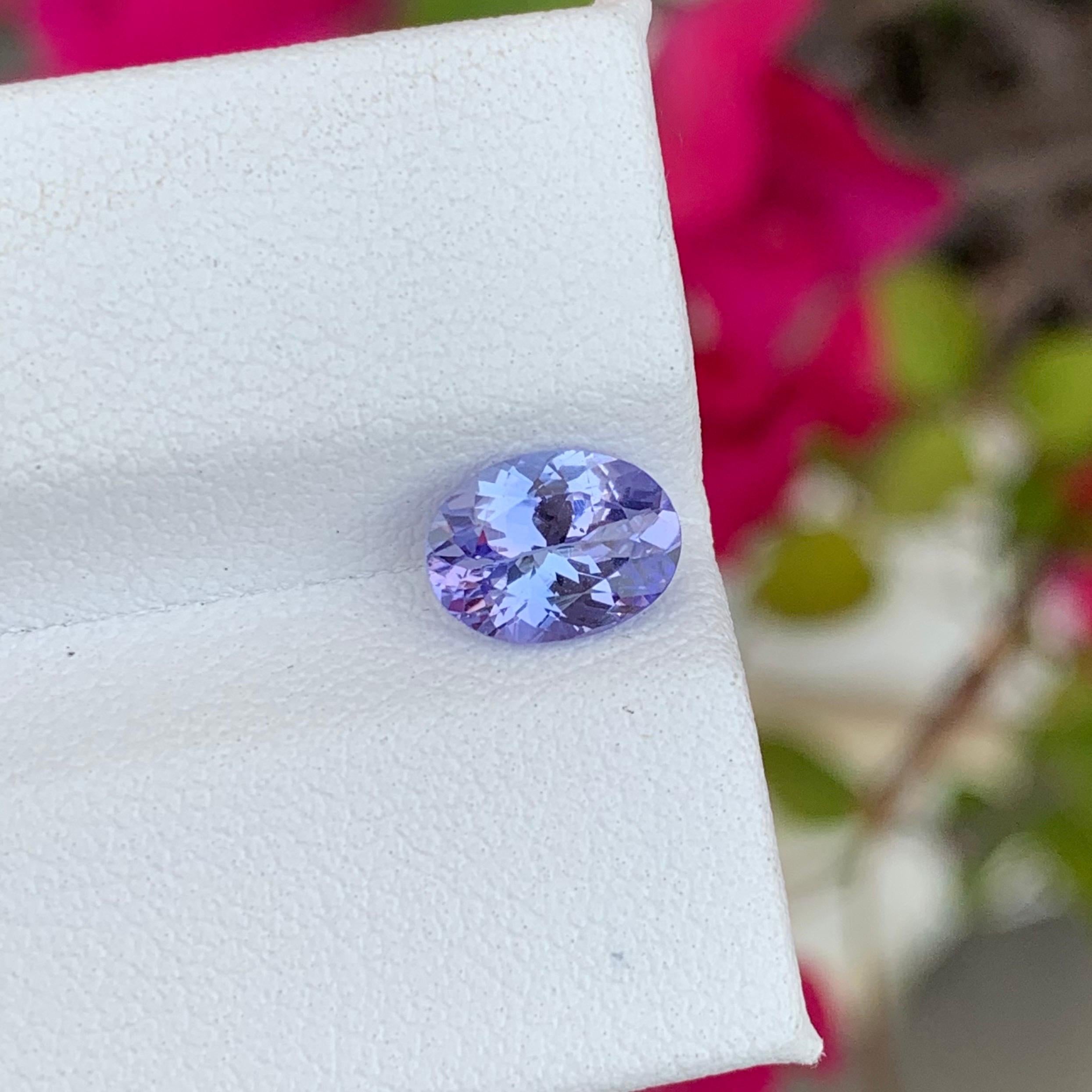 Bellissima tanzanite ovale da 1,22 carati di colore bluastro violaceo con purezza vvs in vendita 1