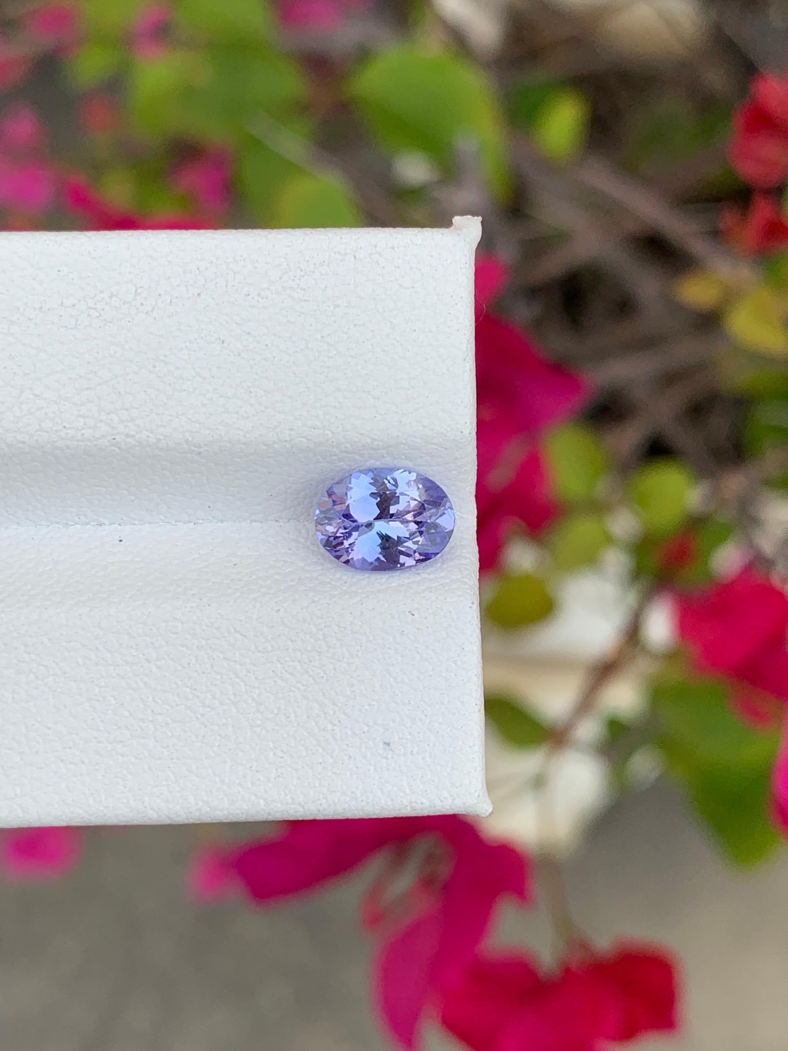 Bellissima tanzanite ovale da 1,22 carati di colore bluastro violaceo con purezza vvs in vendita 2