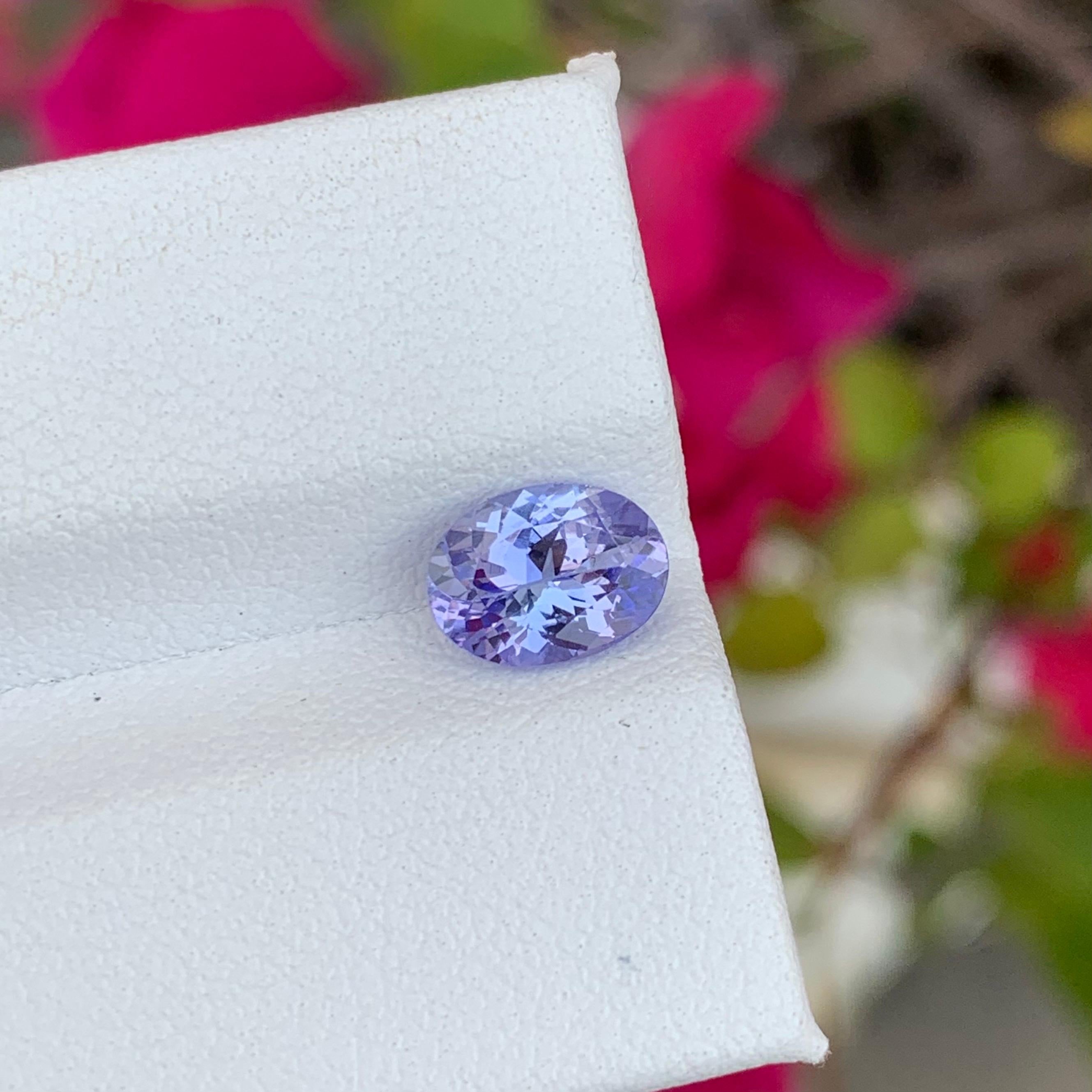 Bellissima tanzanite ovale da 1,22 carati di colore bluastro violaceo con purezza vvs in vendita 3