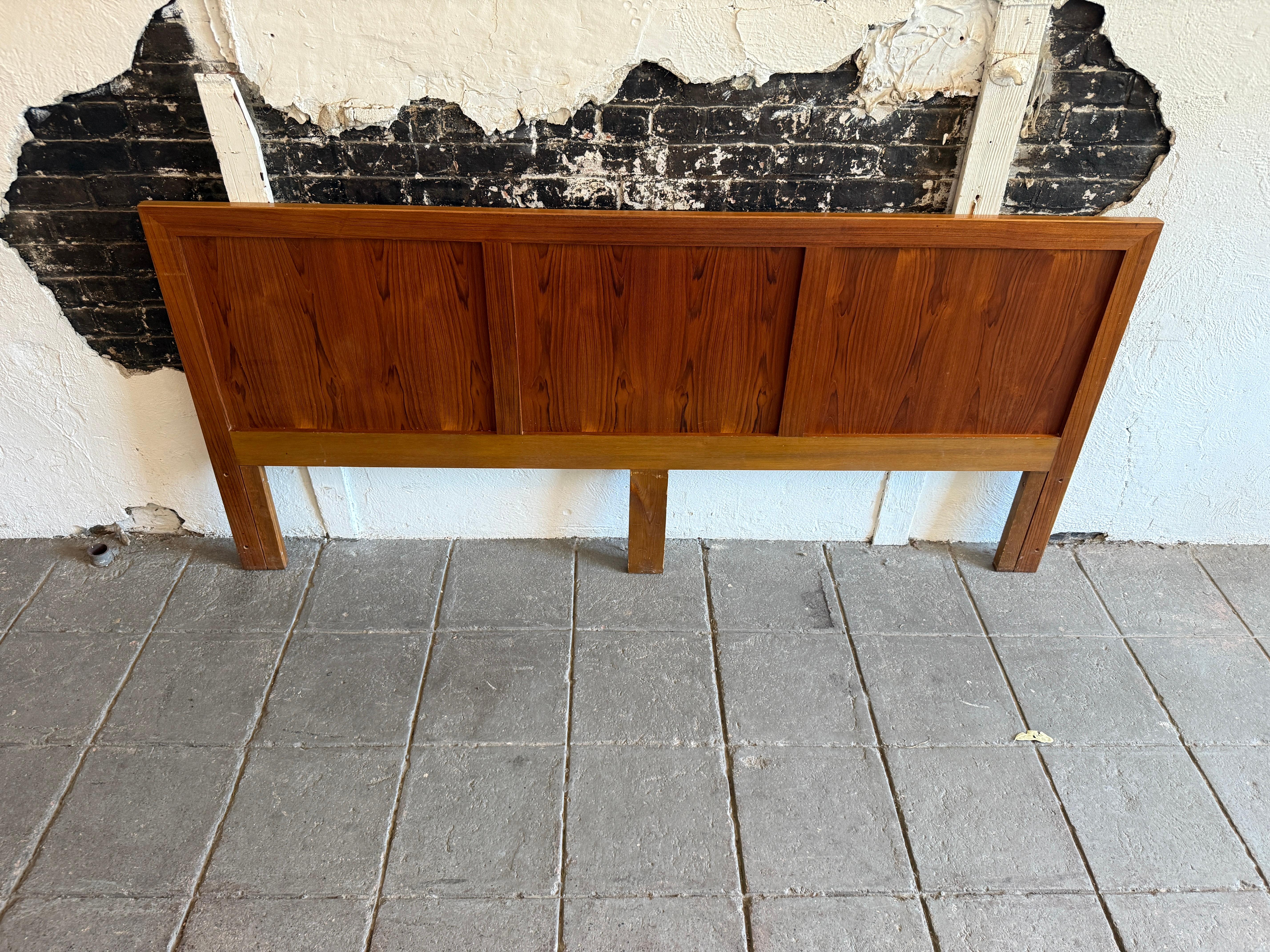 Magnifique tête de lit King en teck danois Mid-Century Modern 3 panneaux fabriquée au Danemark en très bon état. Très belle tête de lit avec 3 panneaux en teck et un cadre en teck. Fabriqué. Convient à un matelas de grande taille. Tête de lit