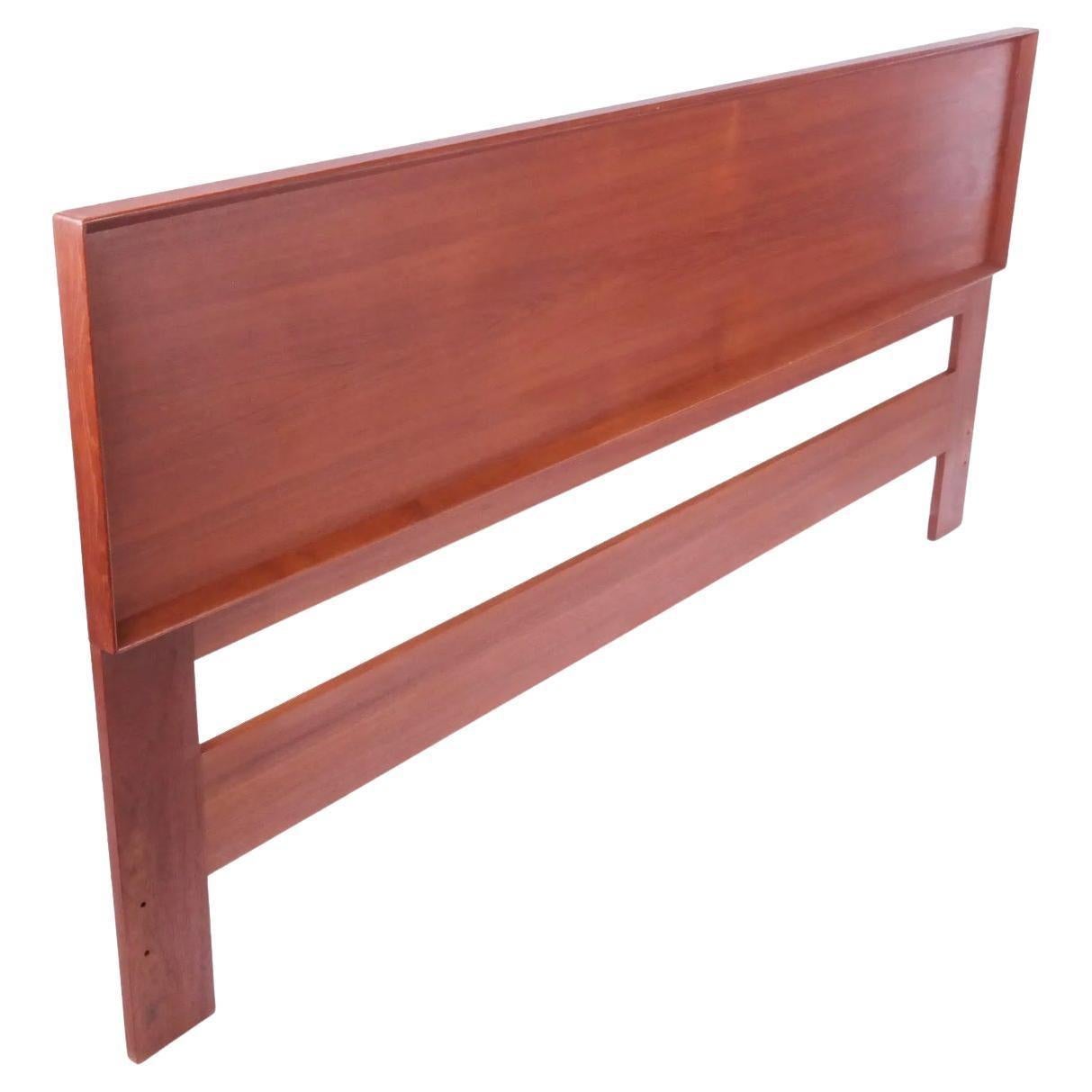 Bellissima testiera King danese Mid-Century Modern in teak di Svend Åge Madsen, realizzata in Danimarca e in ottime condizioni. Una testiera davvero bella con dettagli in legno massiccio di teak. Prodotto da Falster Møbelfabrik. Si adatta a un