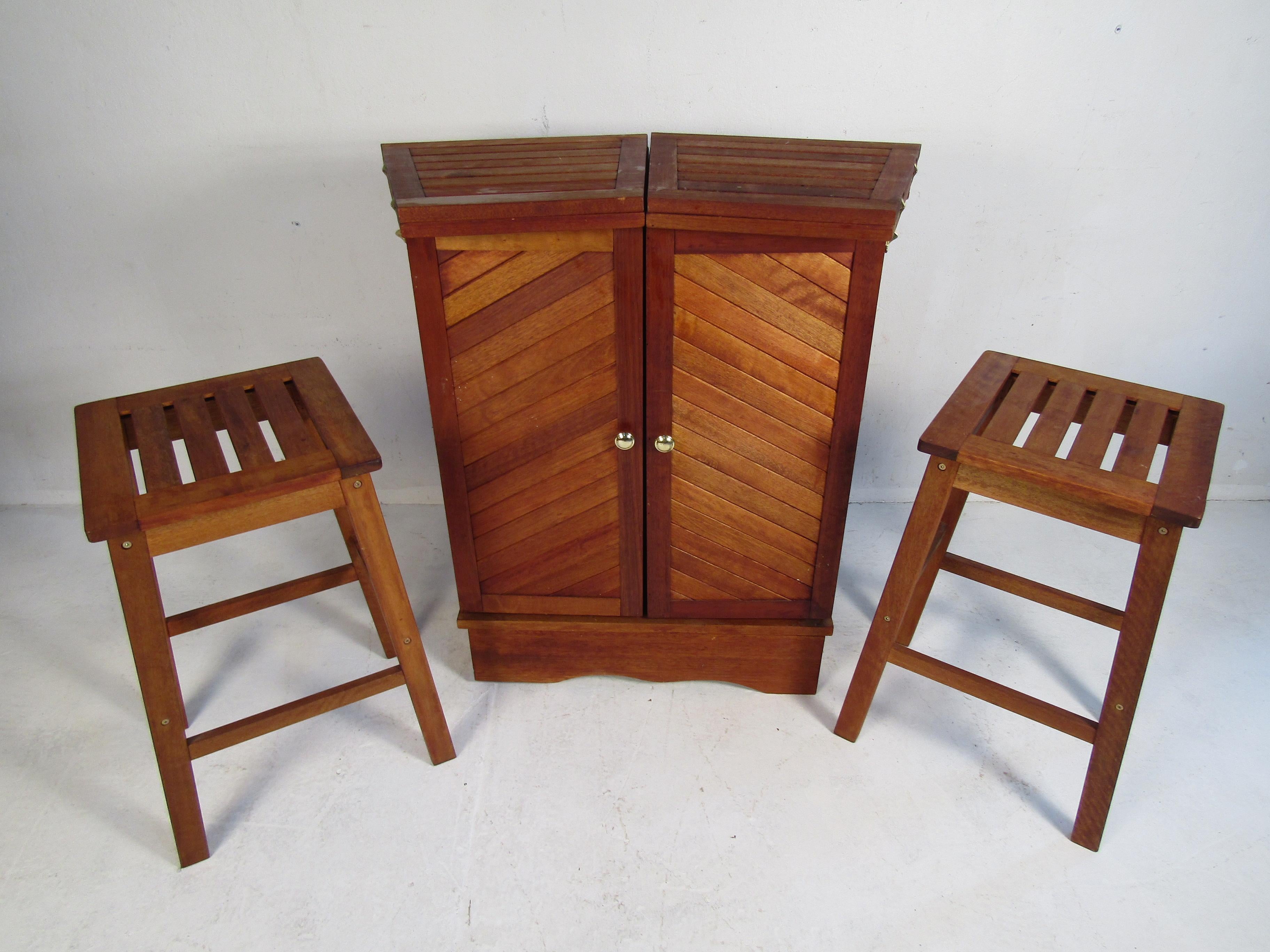 This stunning teak wood expanding bar features a slatted design with the ability to expand and fold up. A compact design that offers plenty of room for storage and a surprising ability to cater to many guests. The interior has bottle holders,