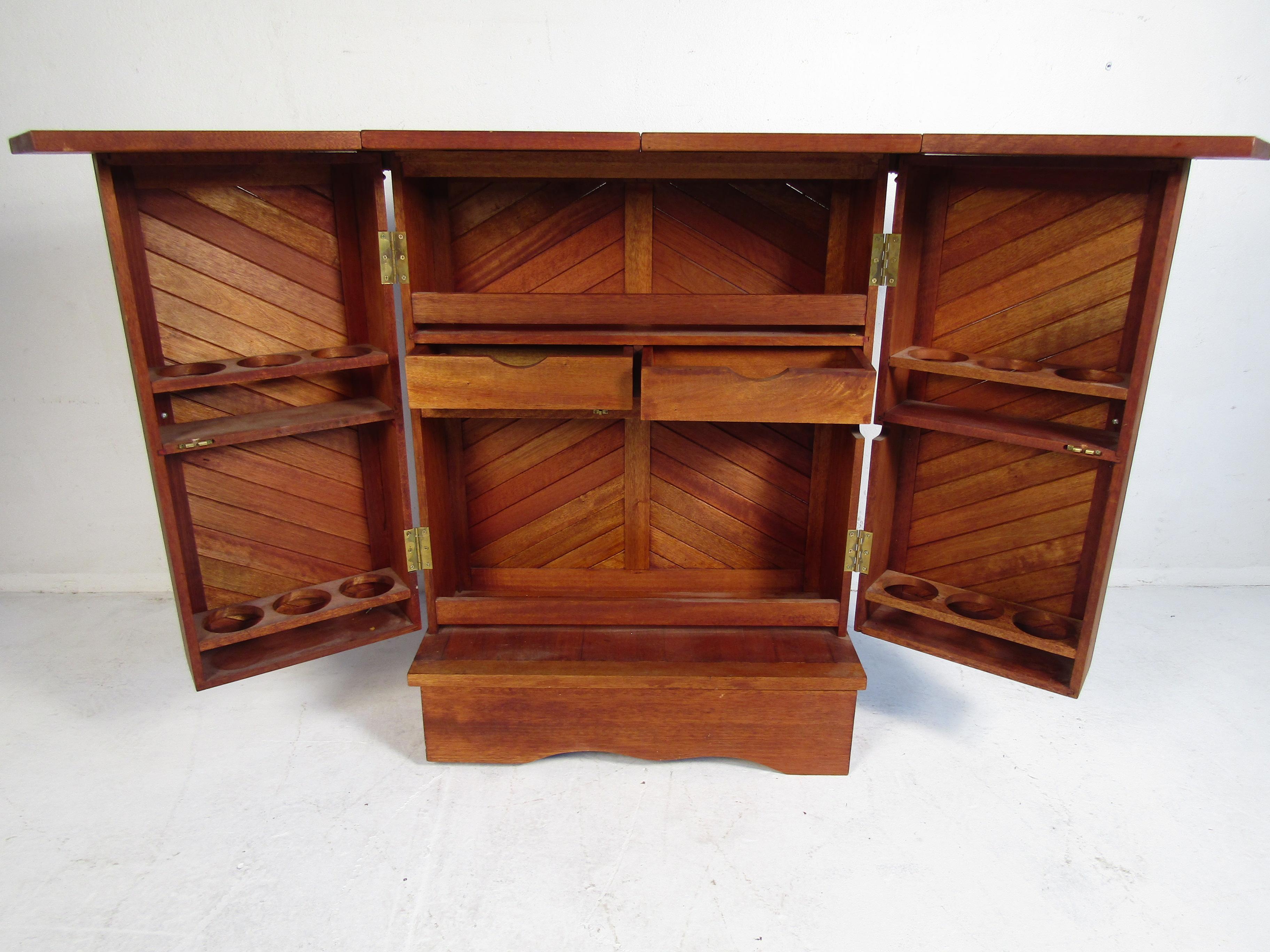 20th Century Beautiful Teak Expanding Bar with Two Bar Stools