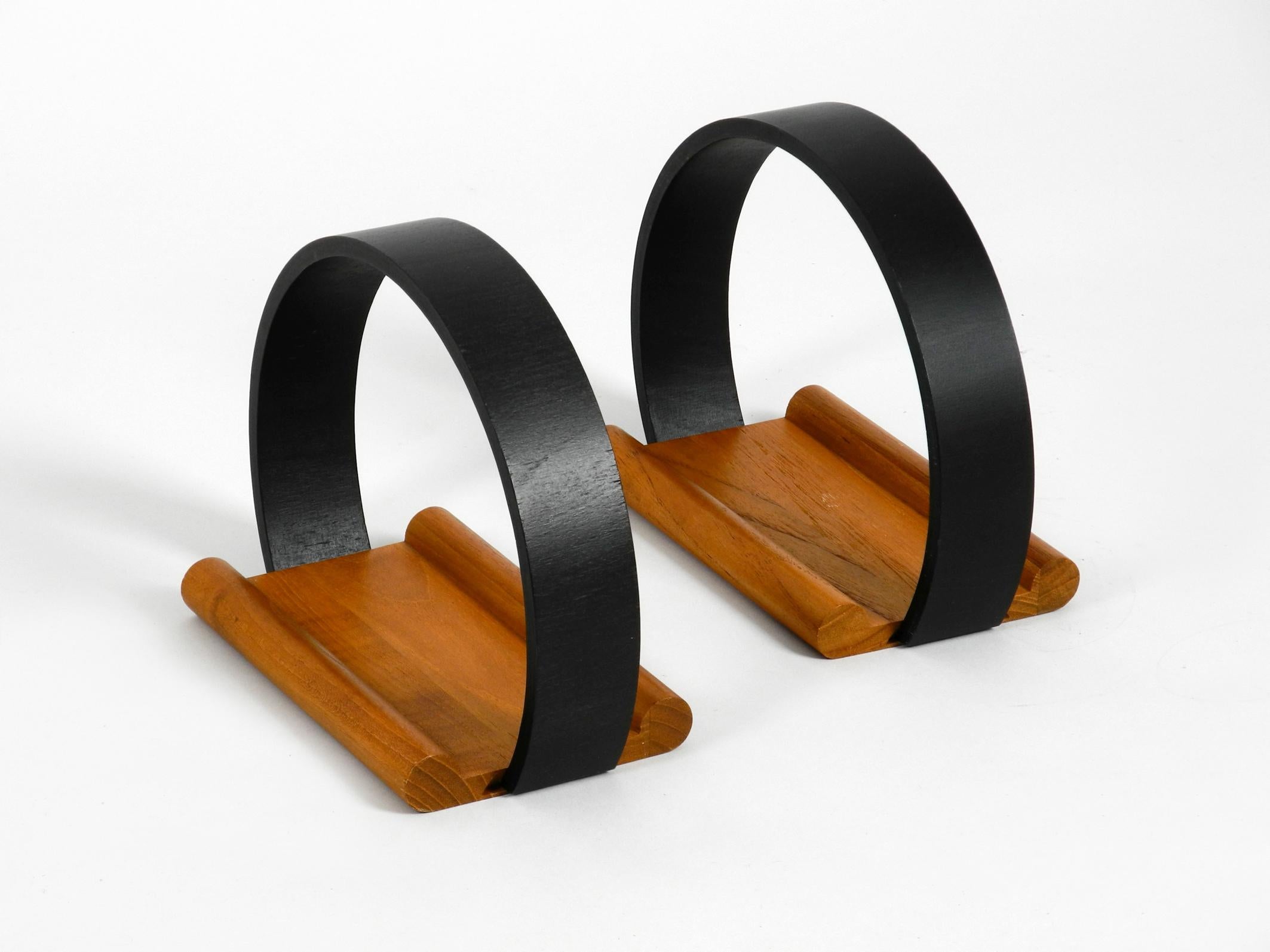 Nice table shelf for salt and pepper from the 1960s.
Teak tray, curved plywood handle.
Design by Richard Nissen. Made in Denmark.
Very high quality table decoration. 
Can also be used as a storage for other things.
Very well preserved, just a