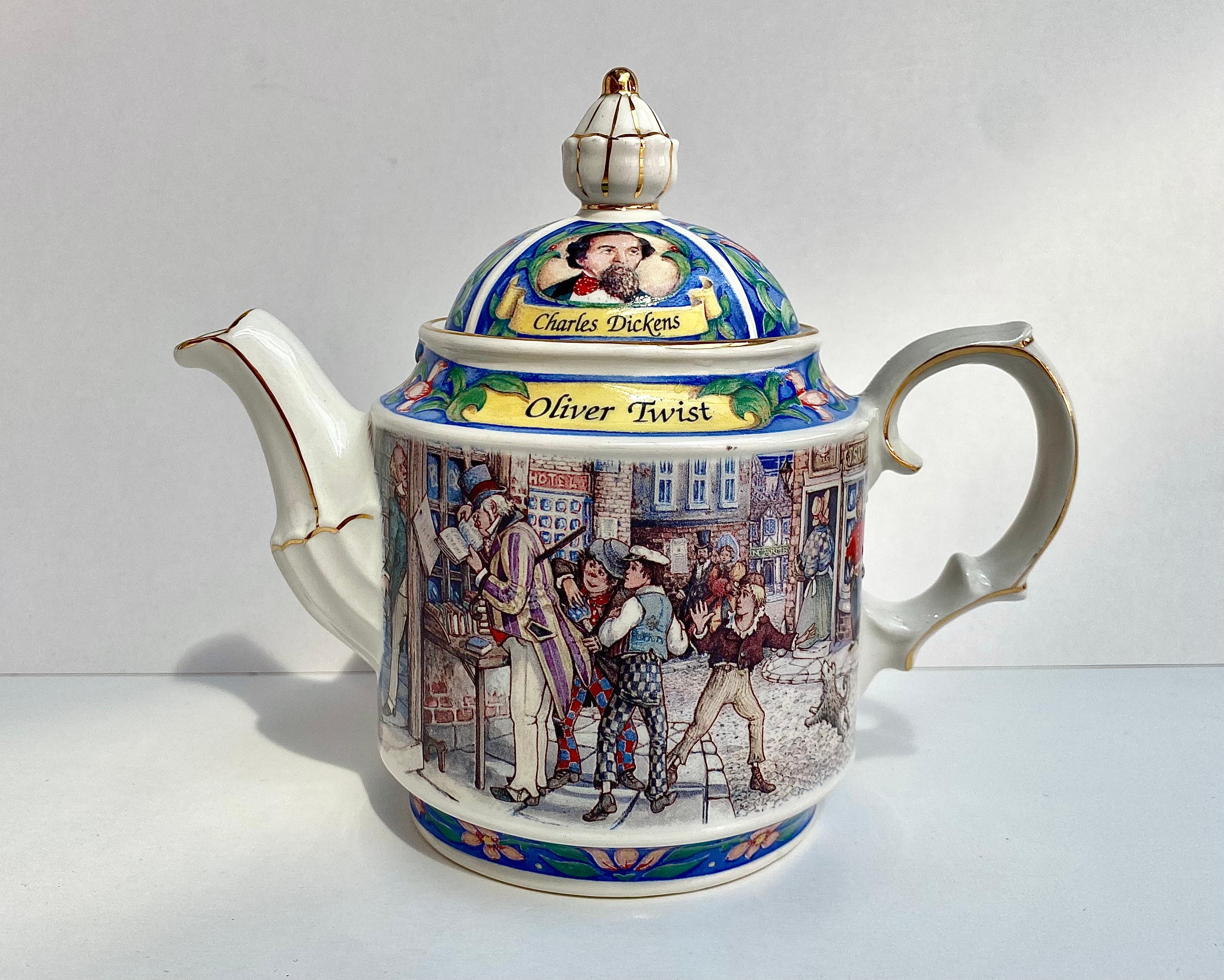 Beautiful Teapot James Sadler Oliver Twist, Made in England In Excellent Condition For Sale In Bastogne, BE
