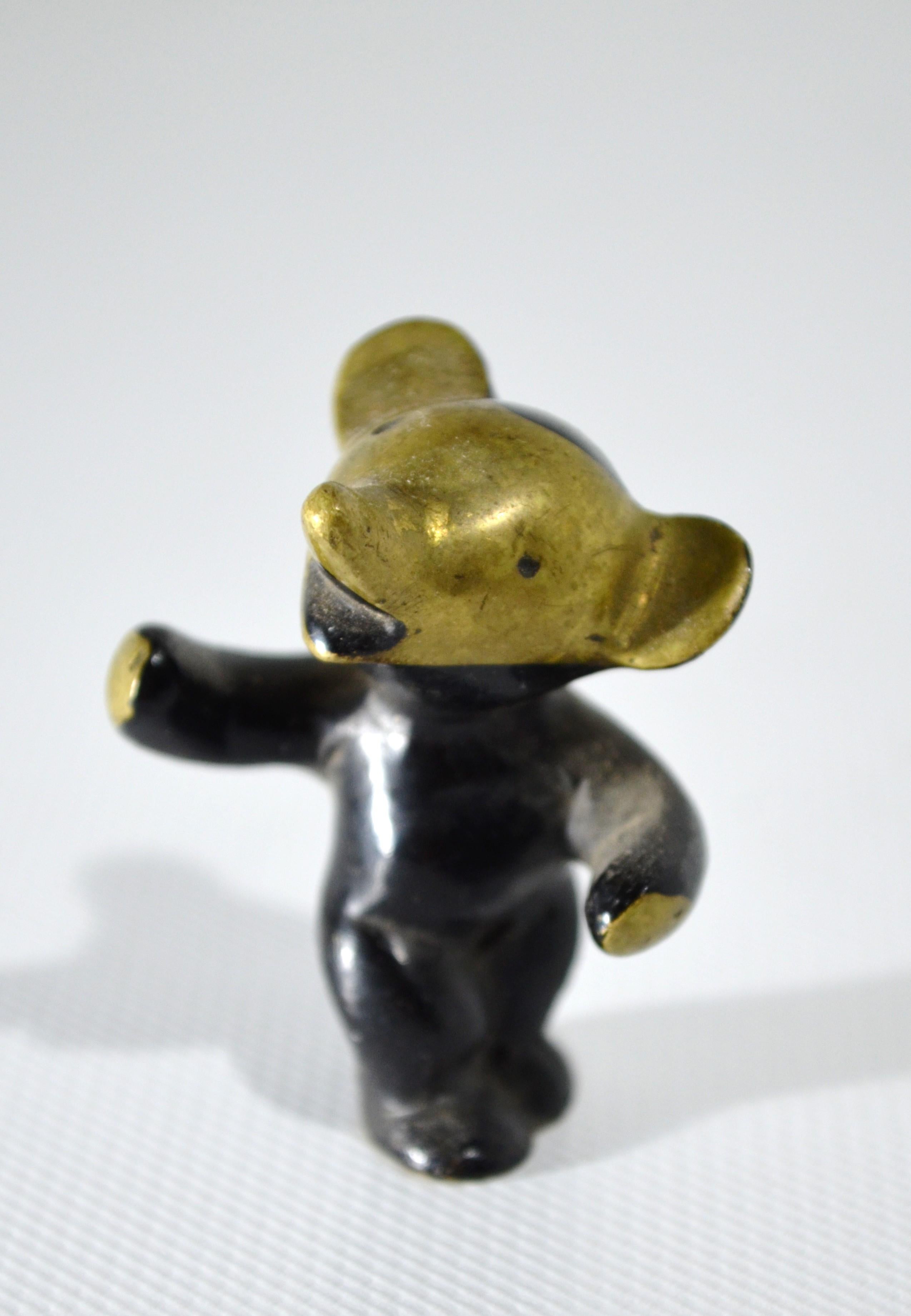 Schöner und charmanter kleiner Teddybär in schwarz-goldener Linie von dem berühmten Designer
Walter Bosse (1904 - 1979)
Schöne originale Patina aus der Mitte des 20. Jahrhunderts.

Höhe: 50 mm