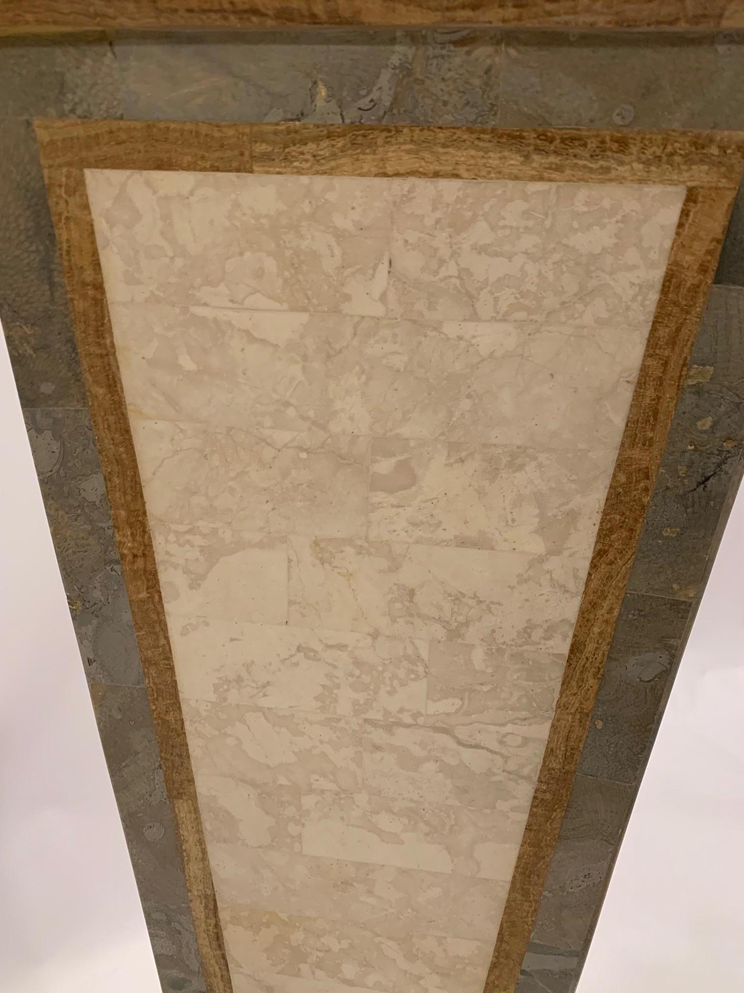 Filippino Bellissimo piedistallo a colonna in pietra tessellata in vendita
