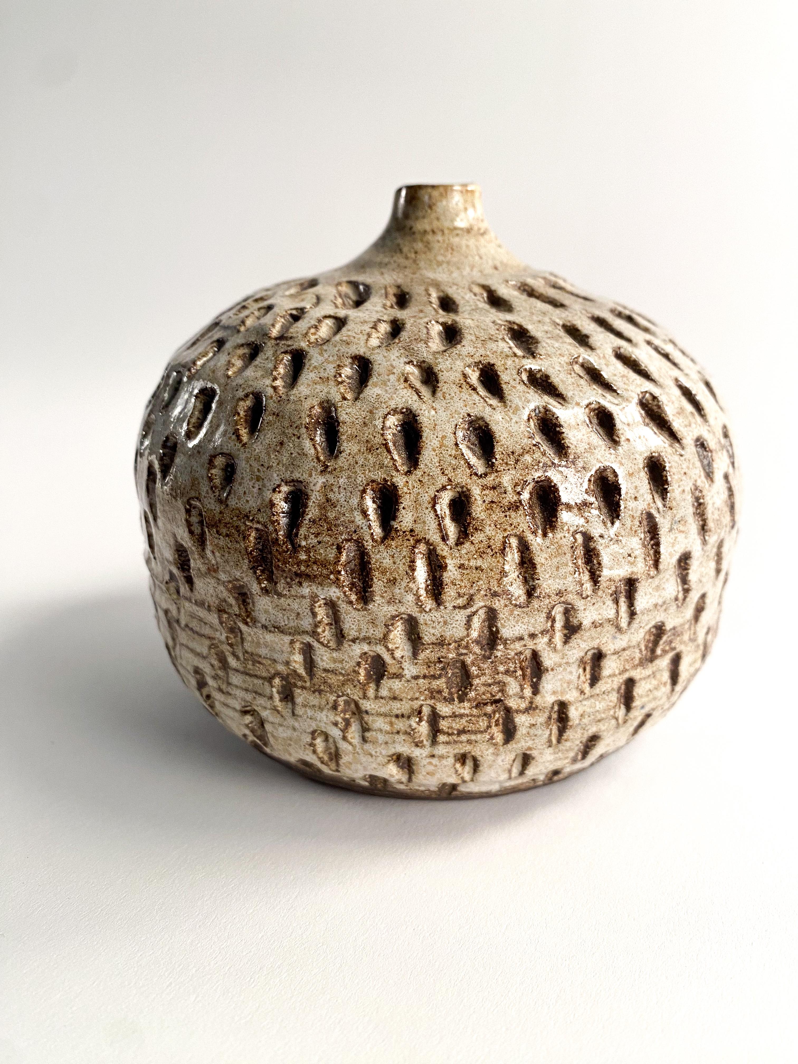 Magnifique pot de désherbage en poterie de studio texturée, signé par l'artiste. 