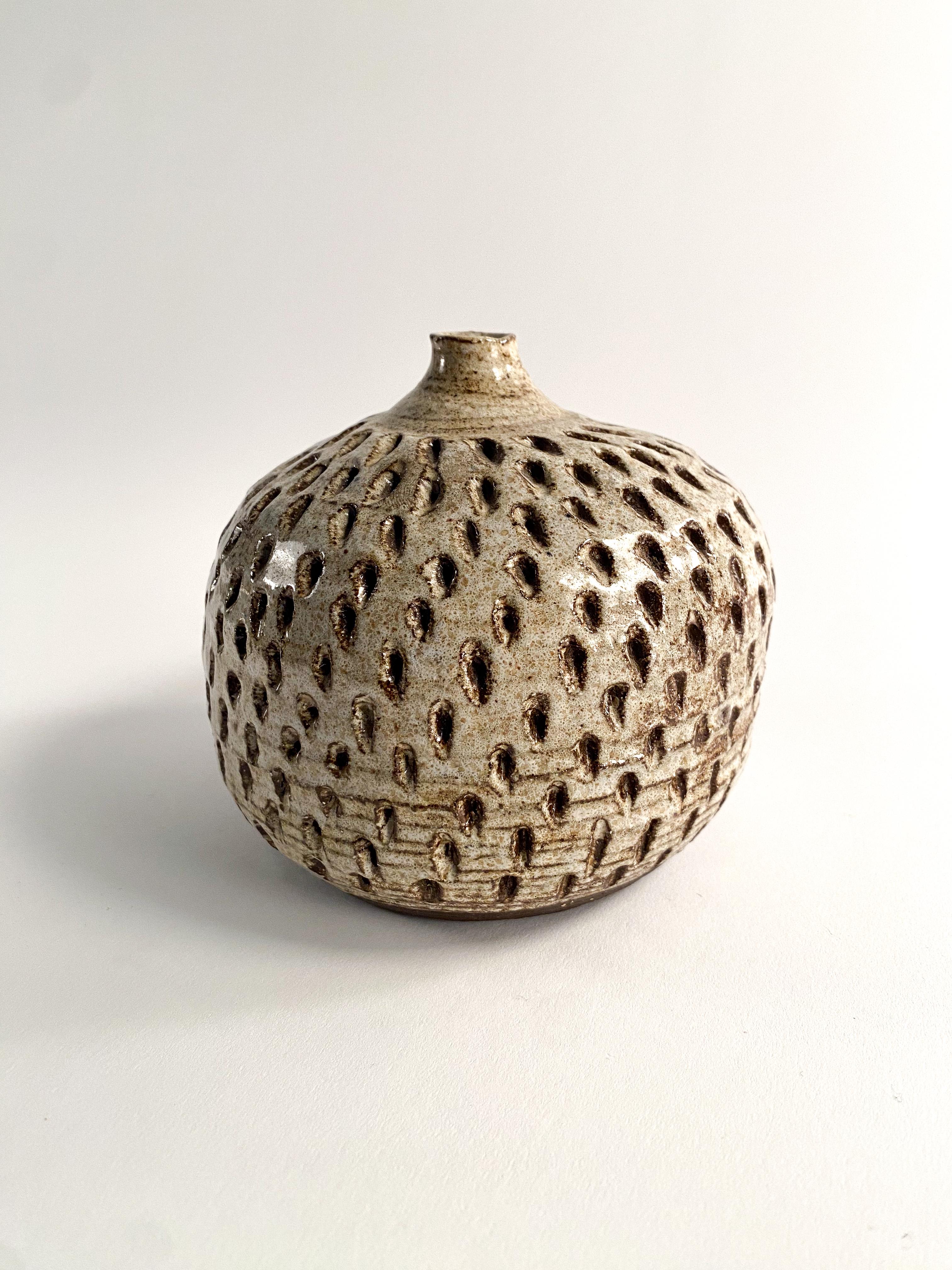 Mid-Century Modern belle poterie texturée de Studio Pottery weed pot signée par l'artiste en vente