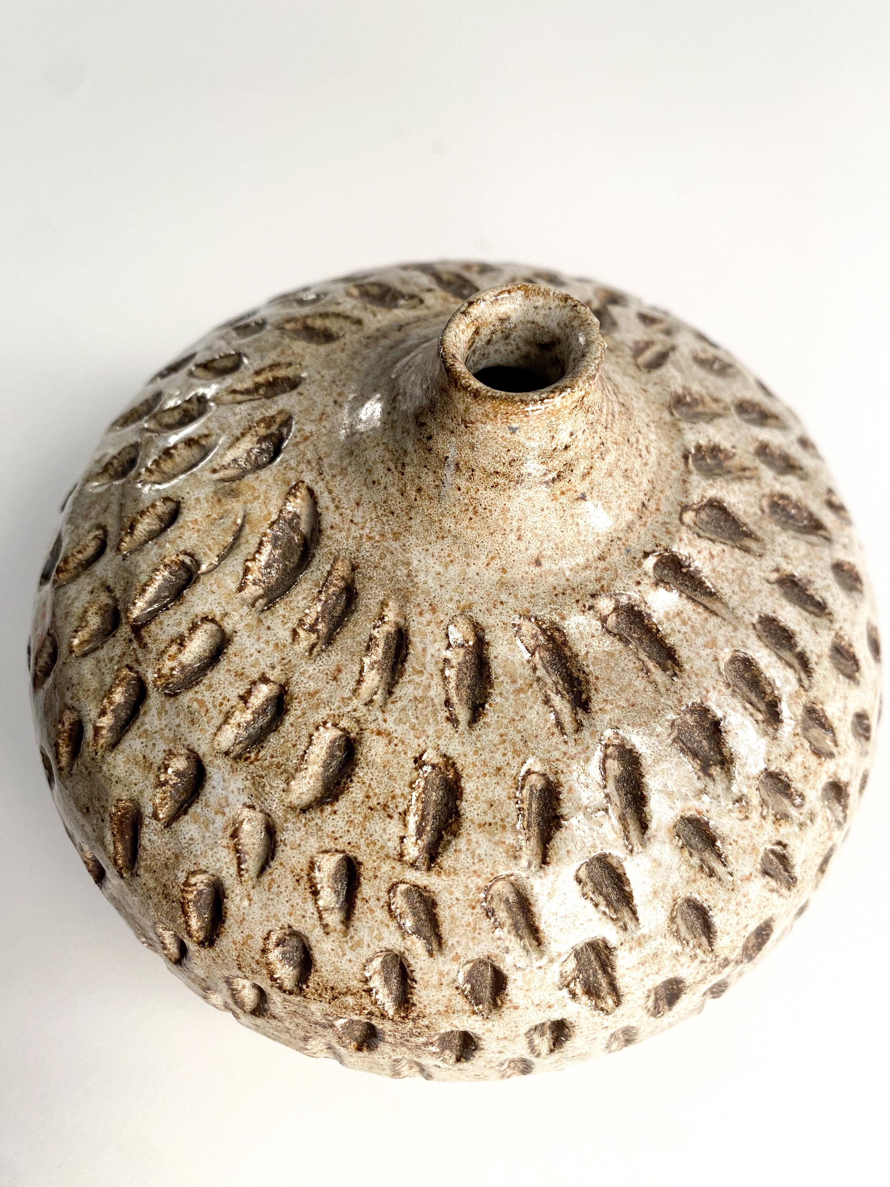 Céramique belle poterie texturée de Studio Pottery weed pot signée par l'artiste en vente