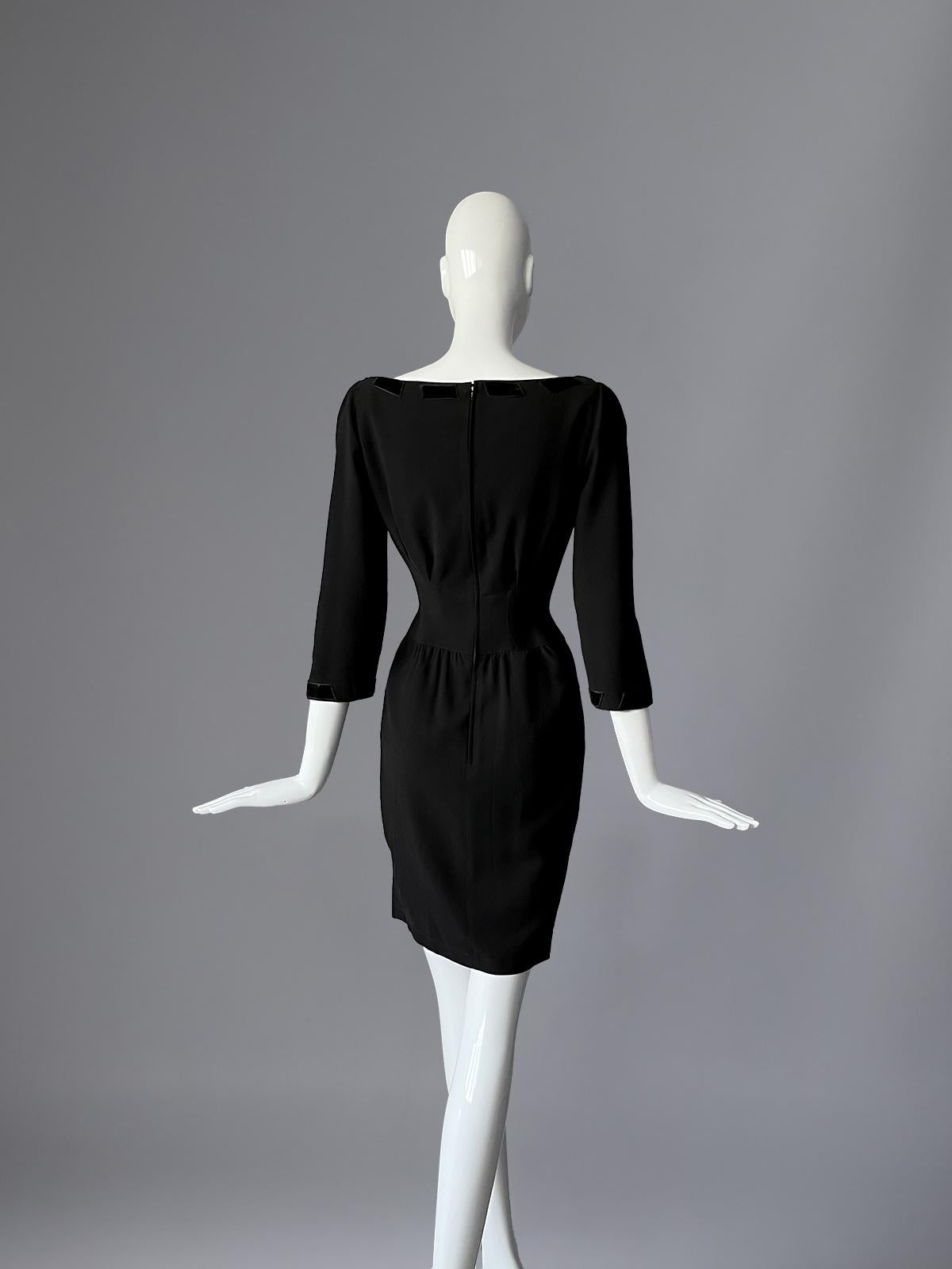 Beautiful Thierry Mugler Sculptural Black Dress FW1993 Velvet Details In condizioni ottime in vendita a Berlin, BE