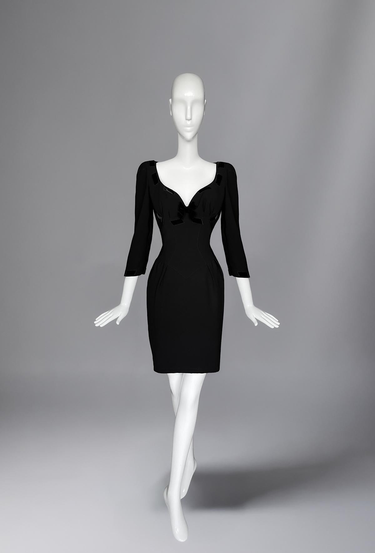 Donna Beautiful Thierry Mugler Sculptural Black Dress FW1993 Velvet Details in vendita