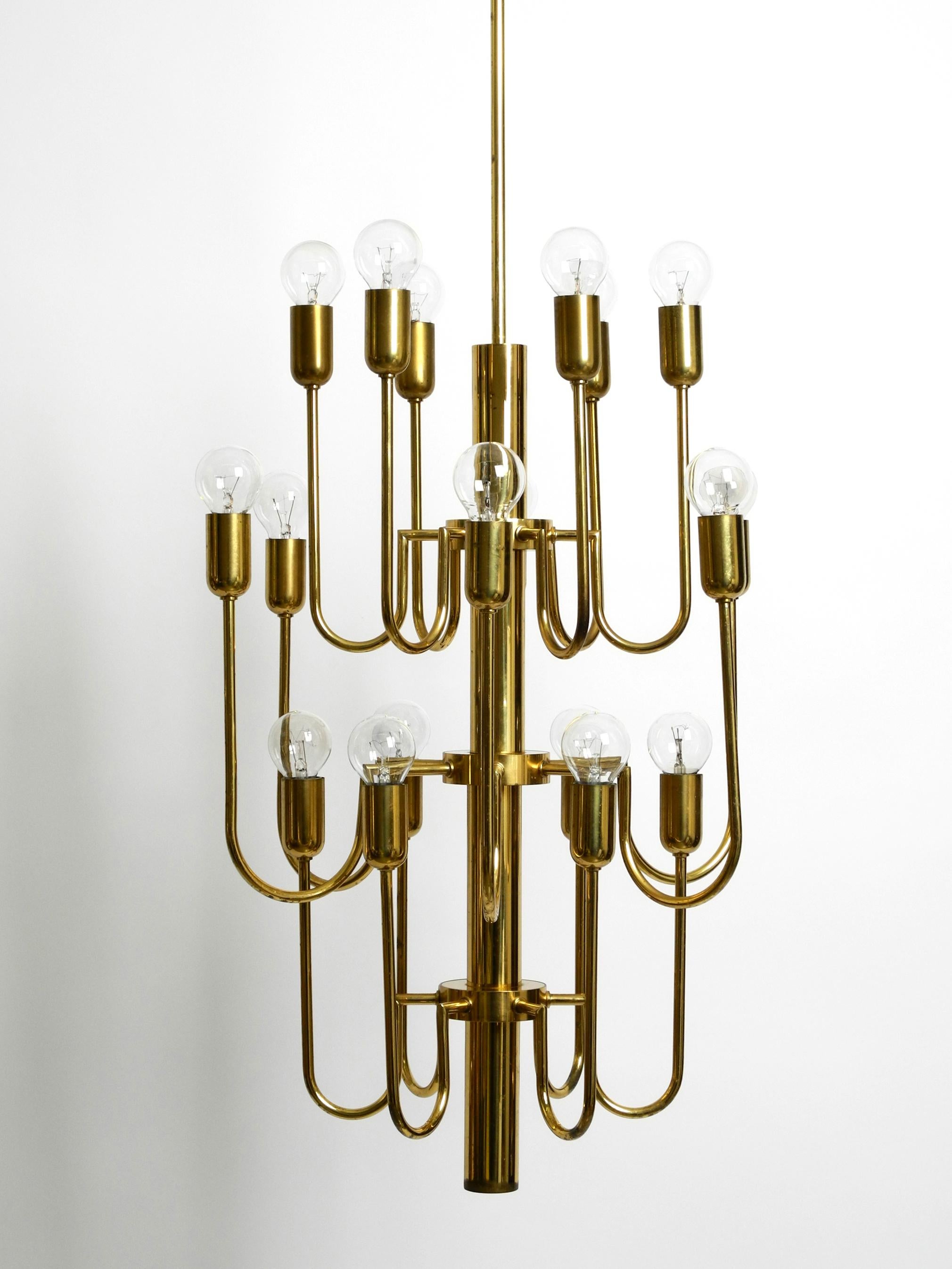 Beautiful three staged 18 arm Mid Century brass chandelier with a long brass rod For Sale 4