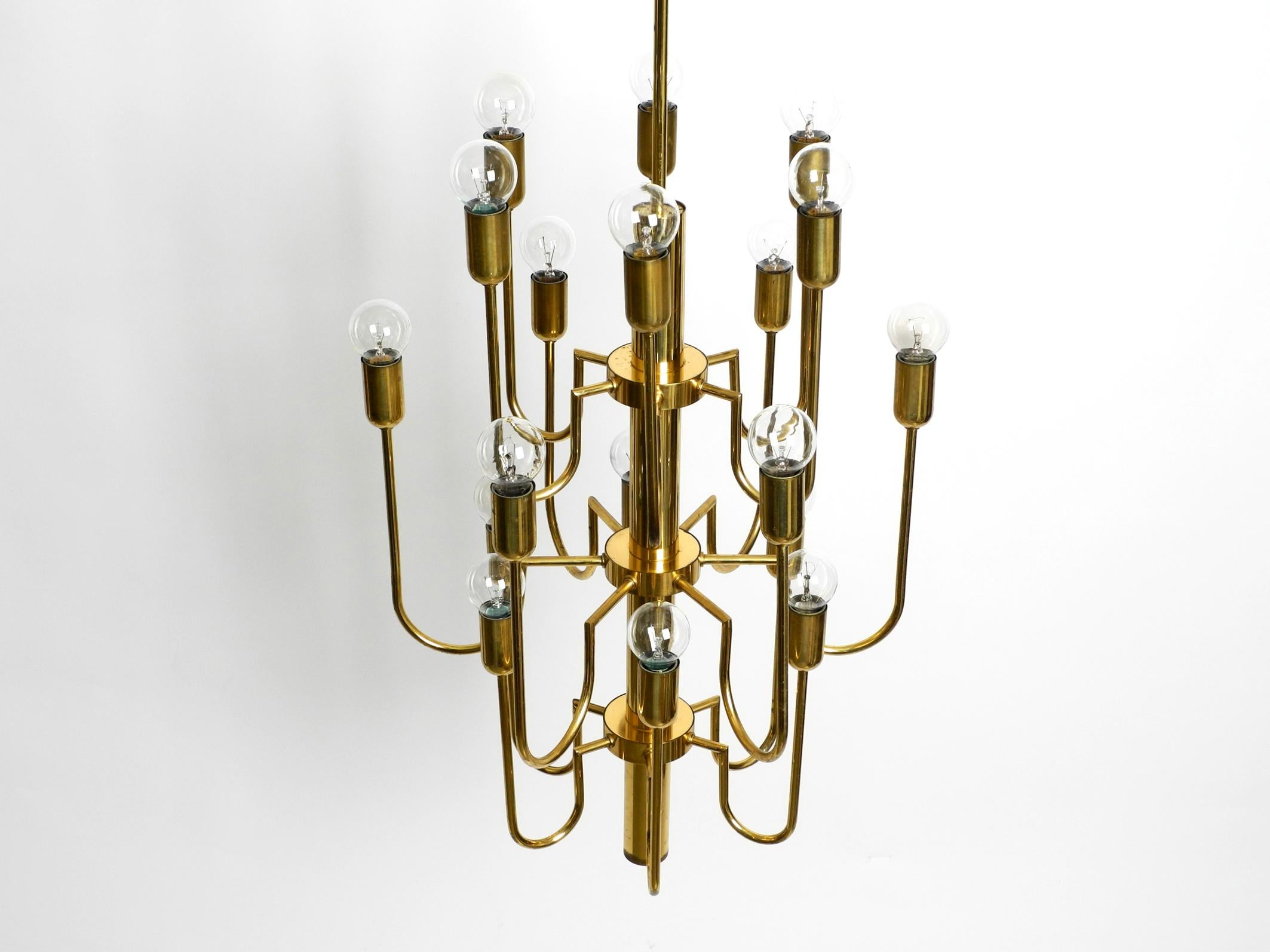 Beautiful three staged 18 arm Mid Century brass chandelier with a long brass rod For Sale 5