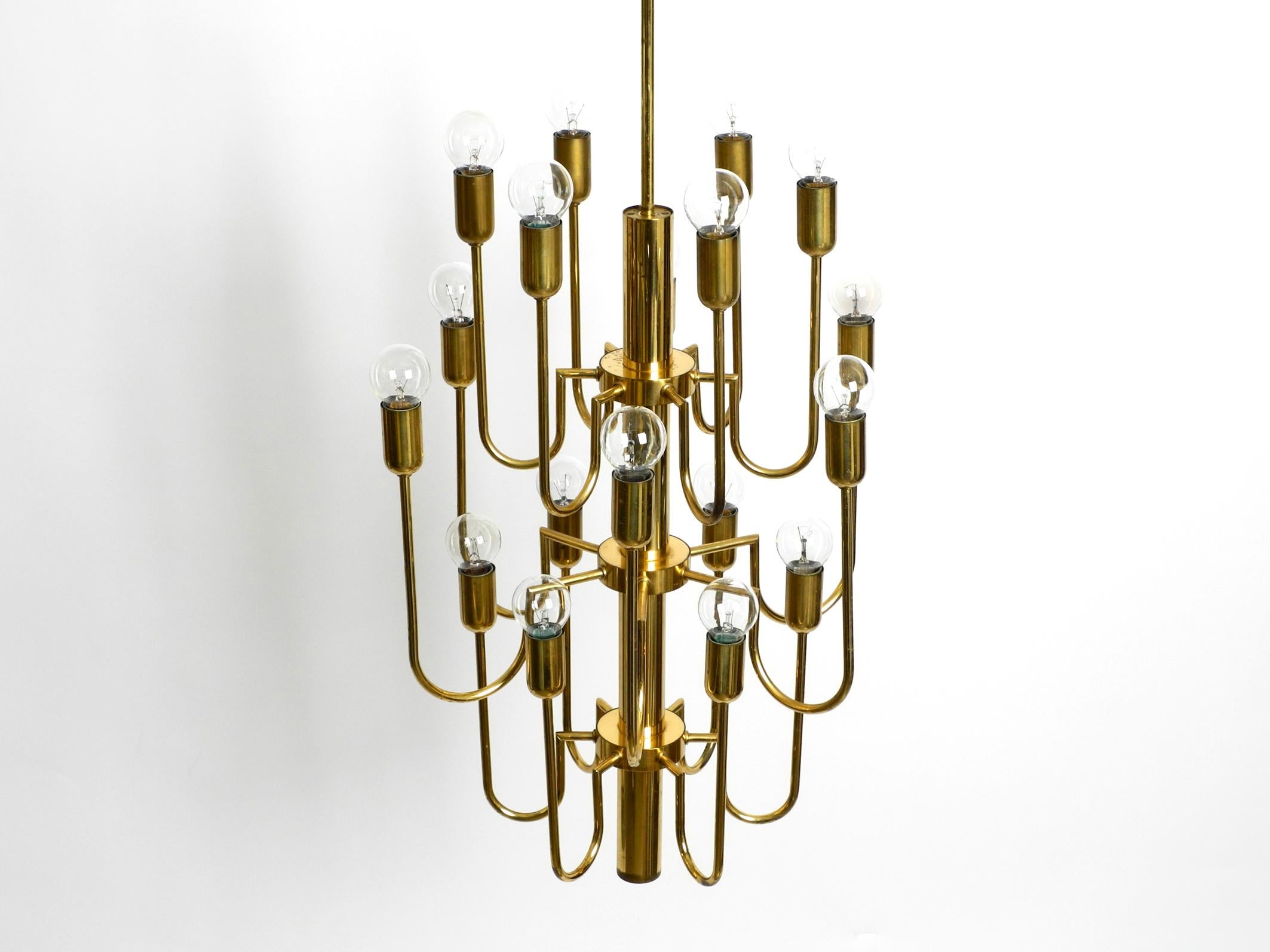 Beautiful three staged 18 arm Mid Century brass chandelier with a long brass rod For Sale 6