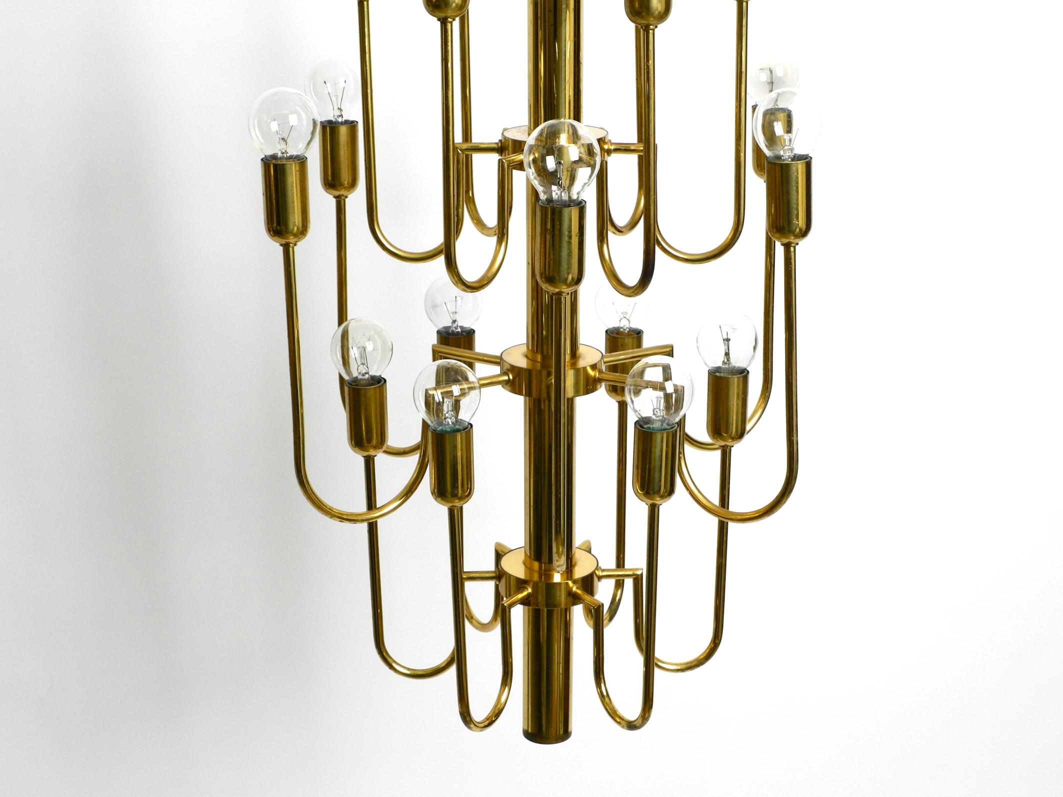 Beautiful three staged 18 arm Mid Century brass chandelier with a long brass rod For Sale 7