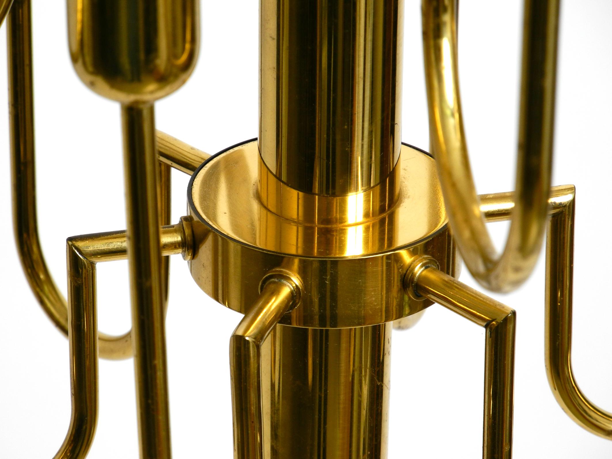 Beautiful three staged 18 arm Mid Century brass chandelier with a long brass rod For Sale 8