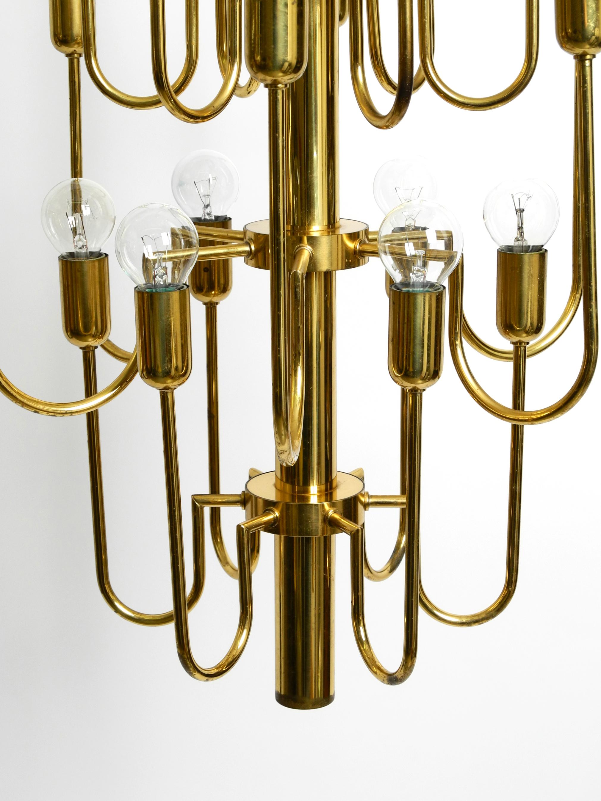 Beautiful three staged 18 arm Mid Century brass chandelier with a long brass rod For Sale 10